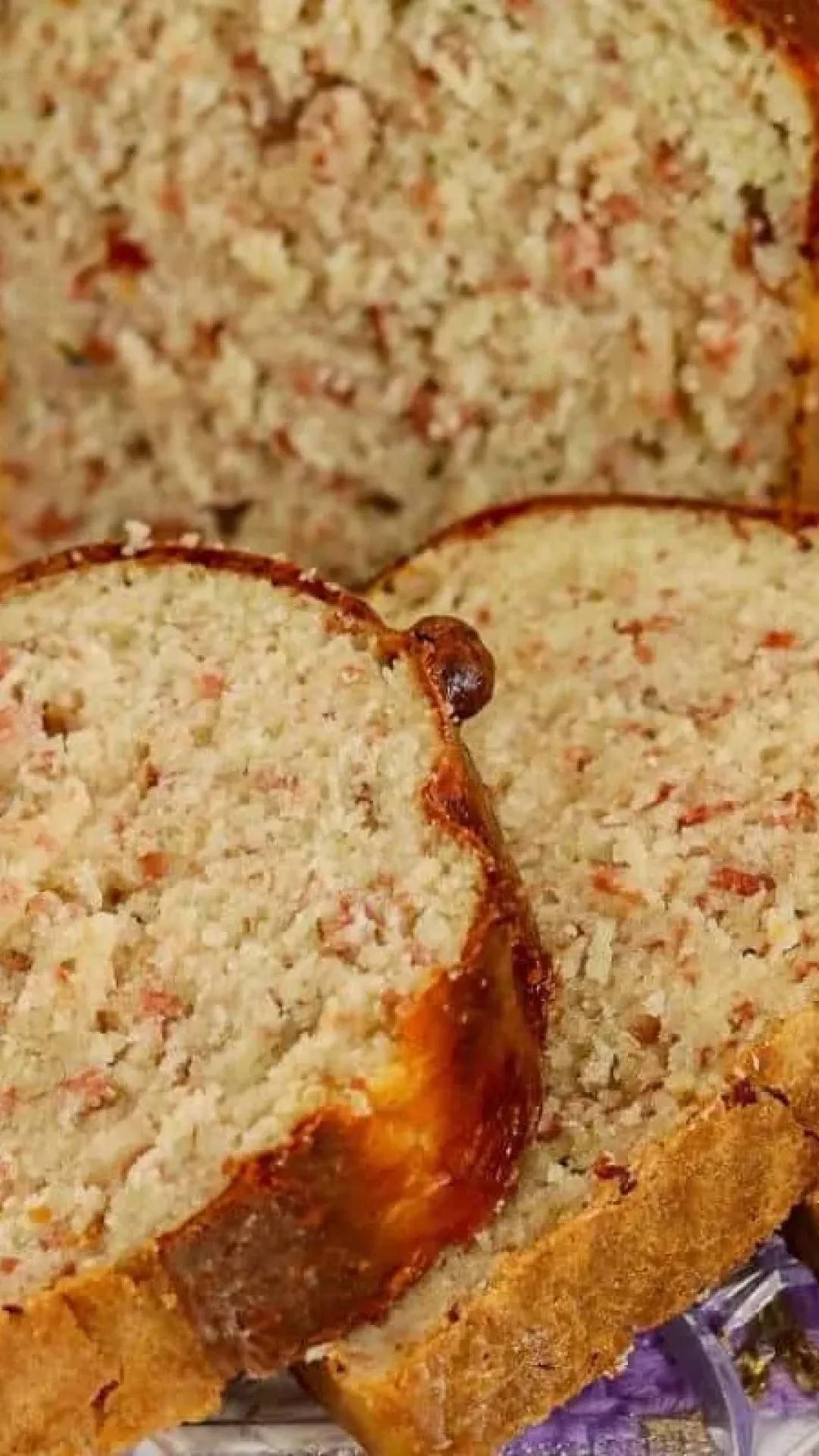 Pão caseiro fácil com calabresa que não precisa sovar e fica ótimo para o lanche de natal