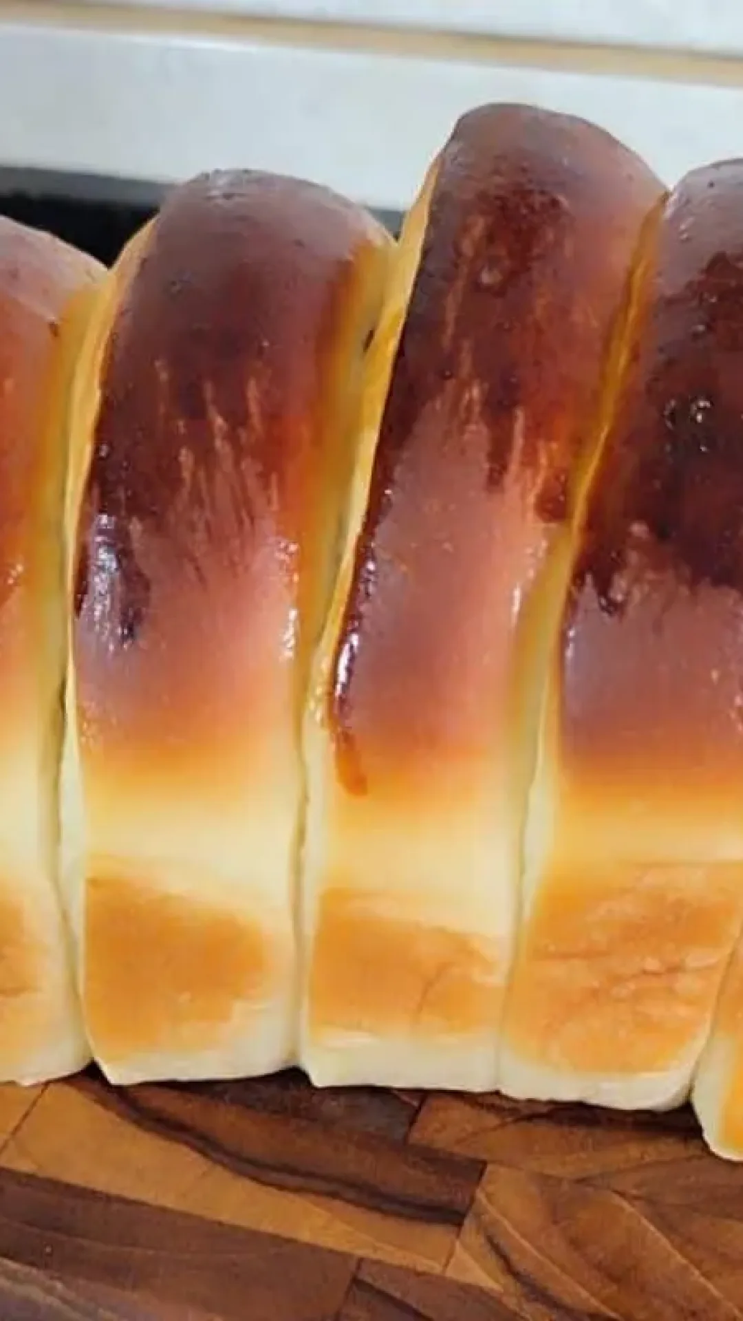 Pão caseiro fofinho e macio que já sai fatiado do forno para o café da manhã ou da tarde