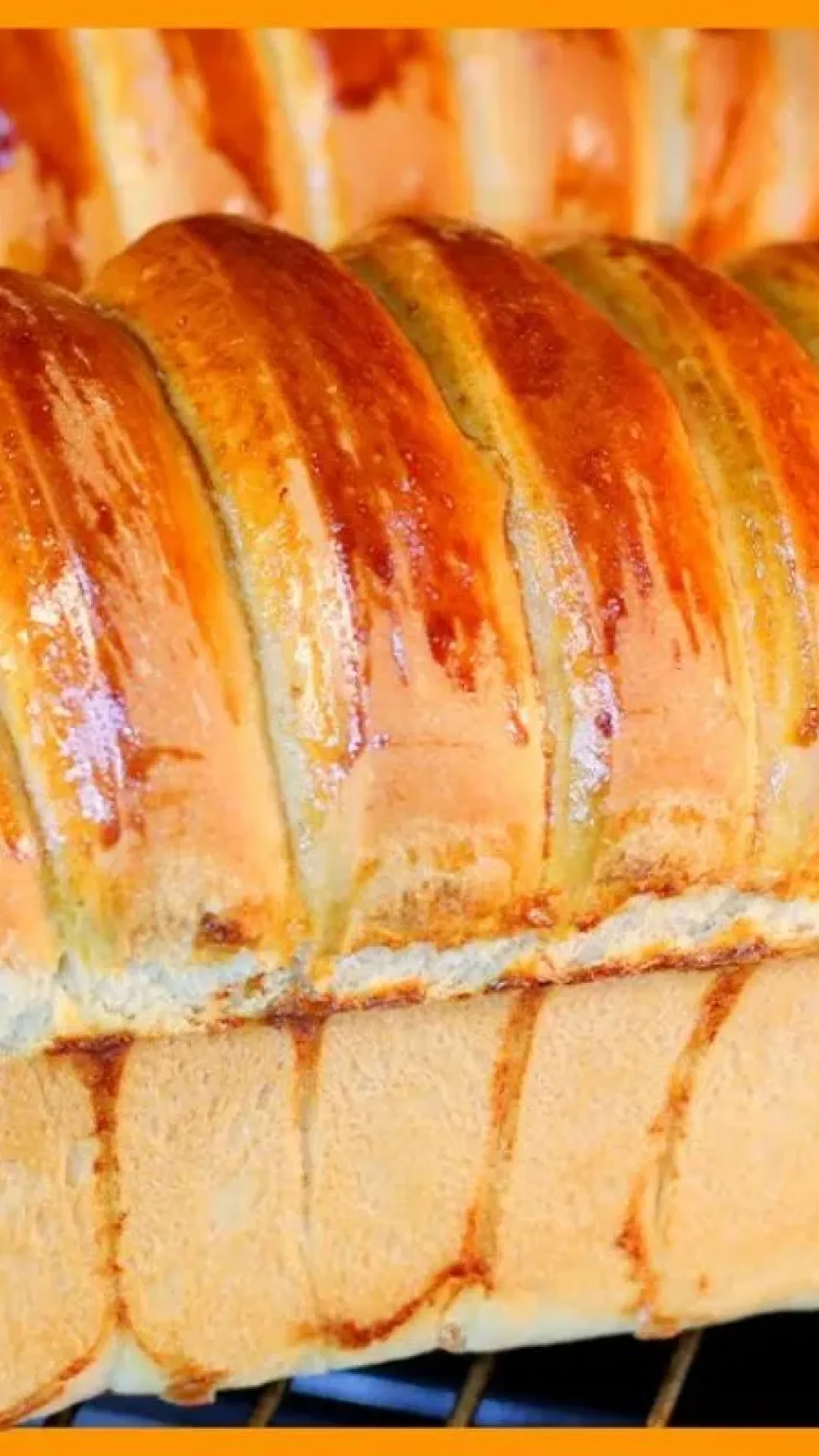 Pão caseiro fresquinho que já sai fatiado do forno para o café da manhã