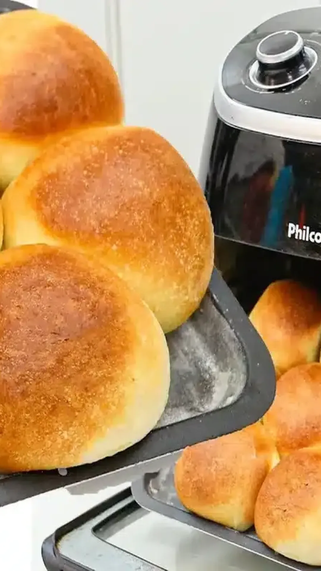 Pão caseiro na air fryer que fica fofinho e macio para comer quentinho no café da manhã