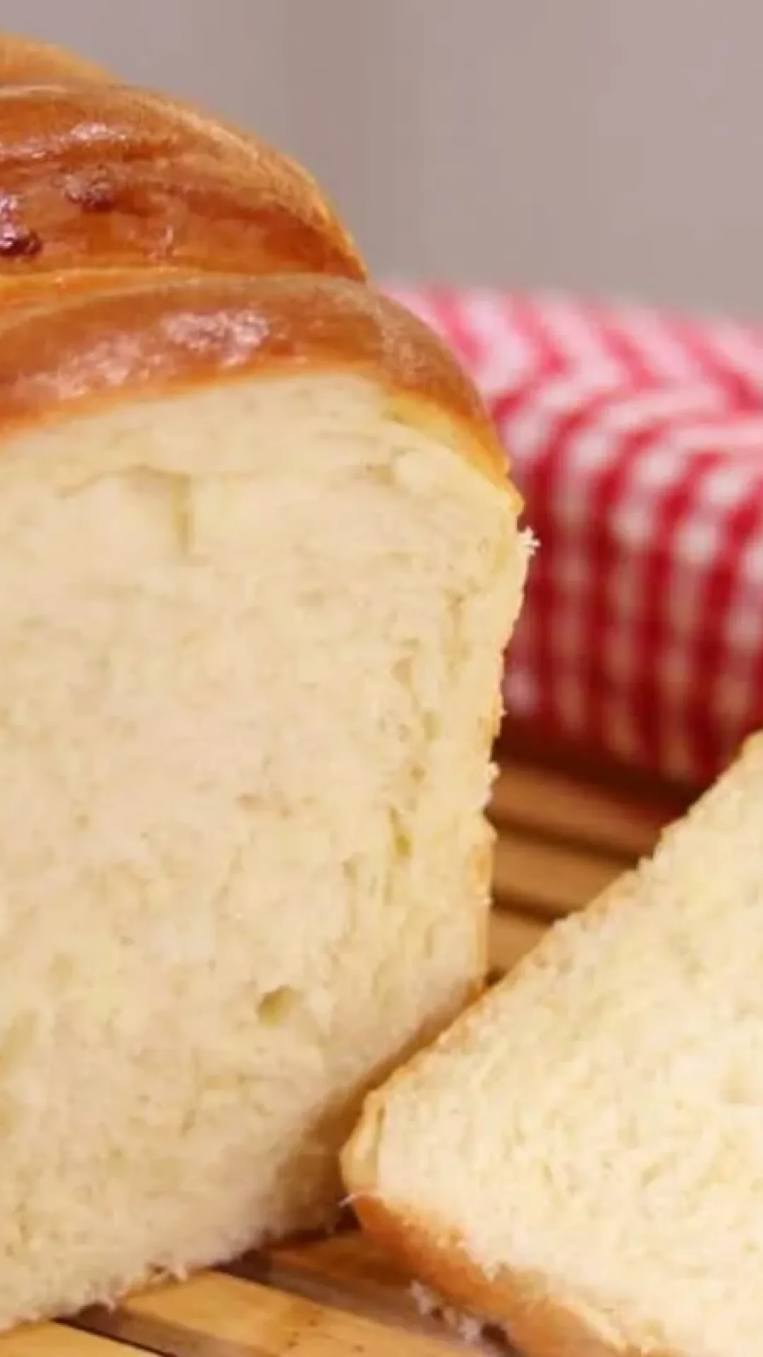 Pão caseiro simples de fazer que já sai do forno no jeito certo de fatiar