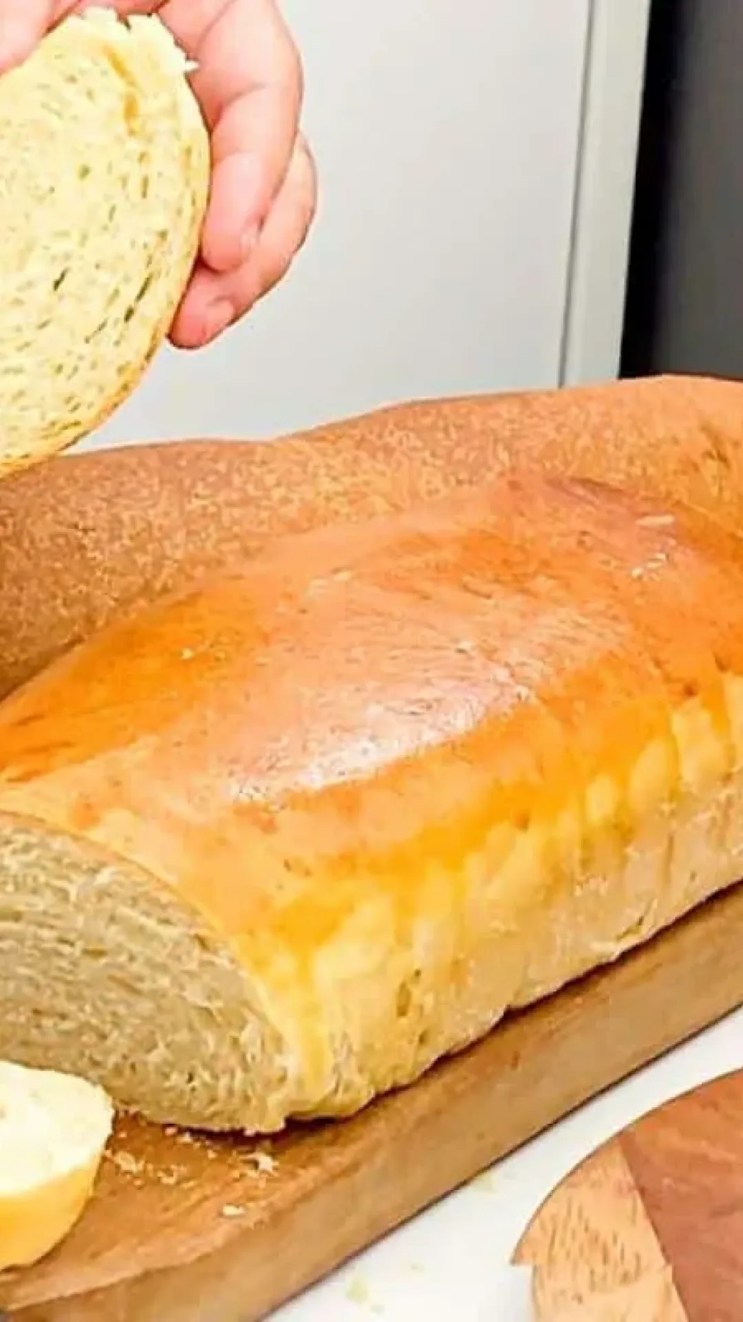 Pão caseiro simples e fácil de fazer para comer quentinho com manteiga