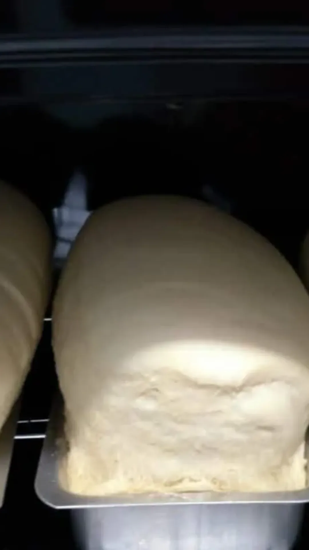 Pão caseiro simples e fofinho feito com poucos ingredientes e muito sabor