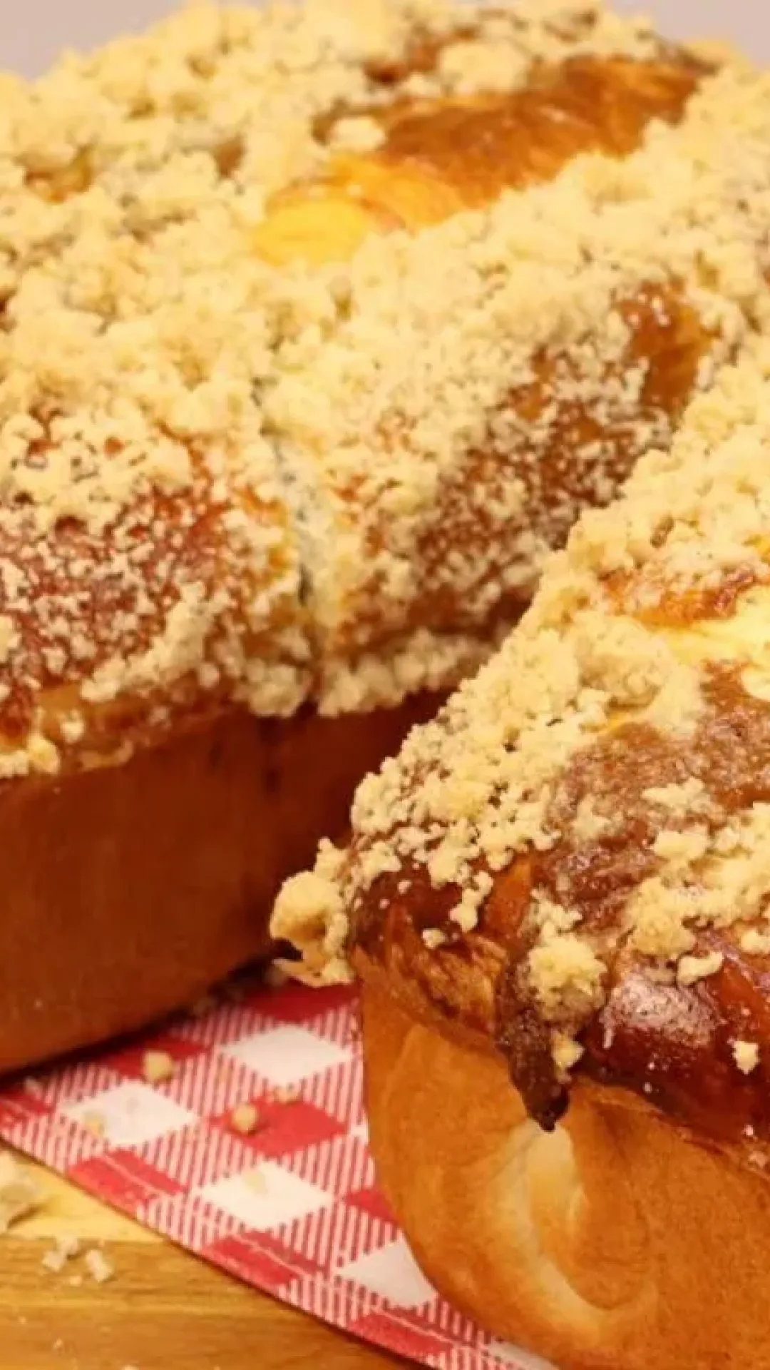 Pão cuca de doce de leite tão gostoso que é impossível comer um pedaço só
