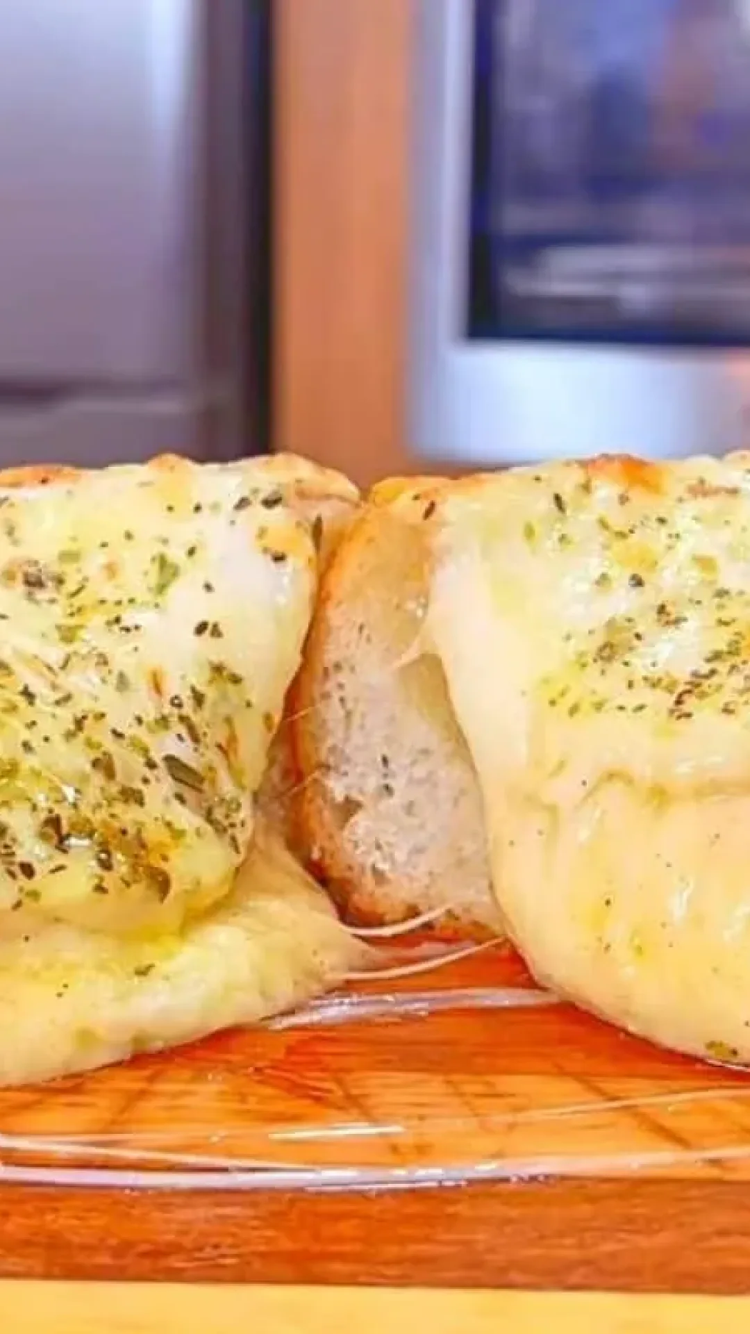 Pão de alho para churrasco: essa versão com bastante queijo é totalmente irresistível