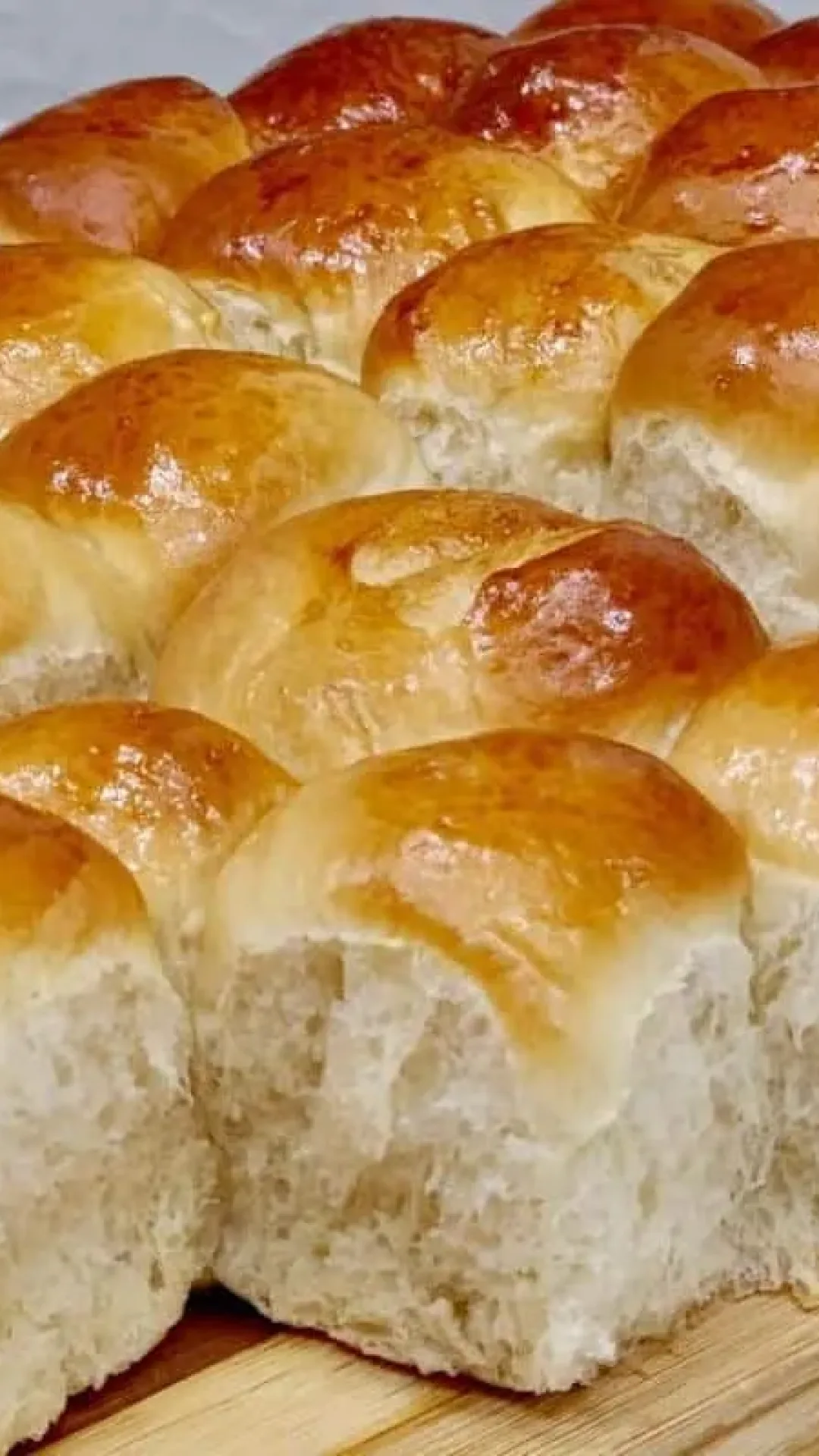 Pão de leite fofinho que parece um pedaço de algodão para você servir no café da manhã