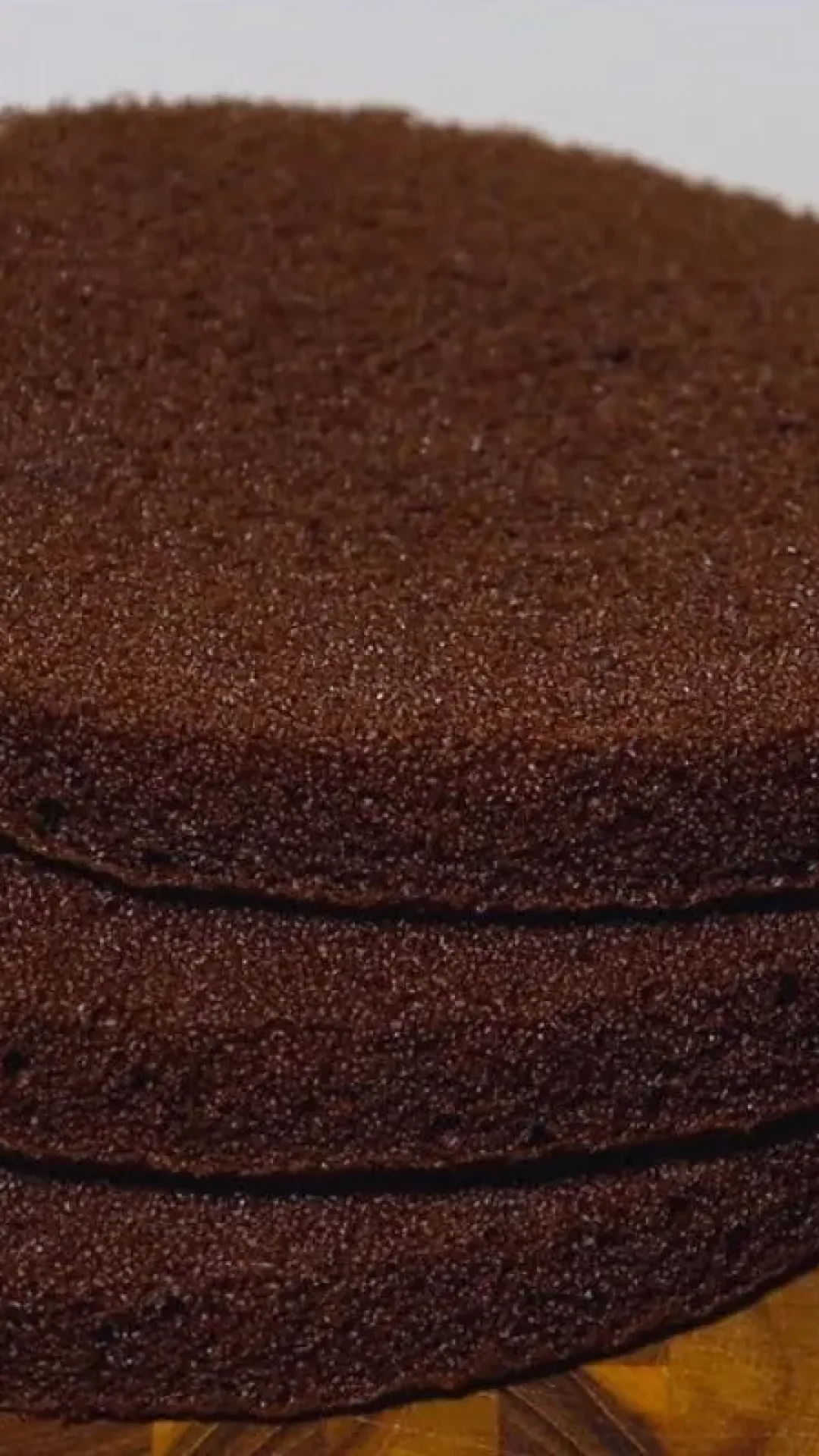 Pão de ló de chocolate macio e delicioso: não quebra nem racha na hora de rechear