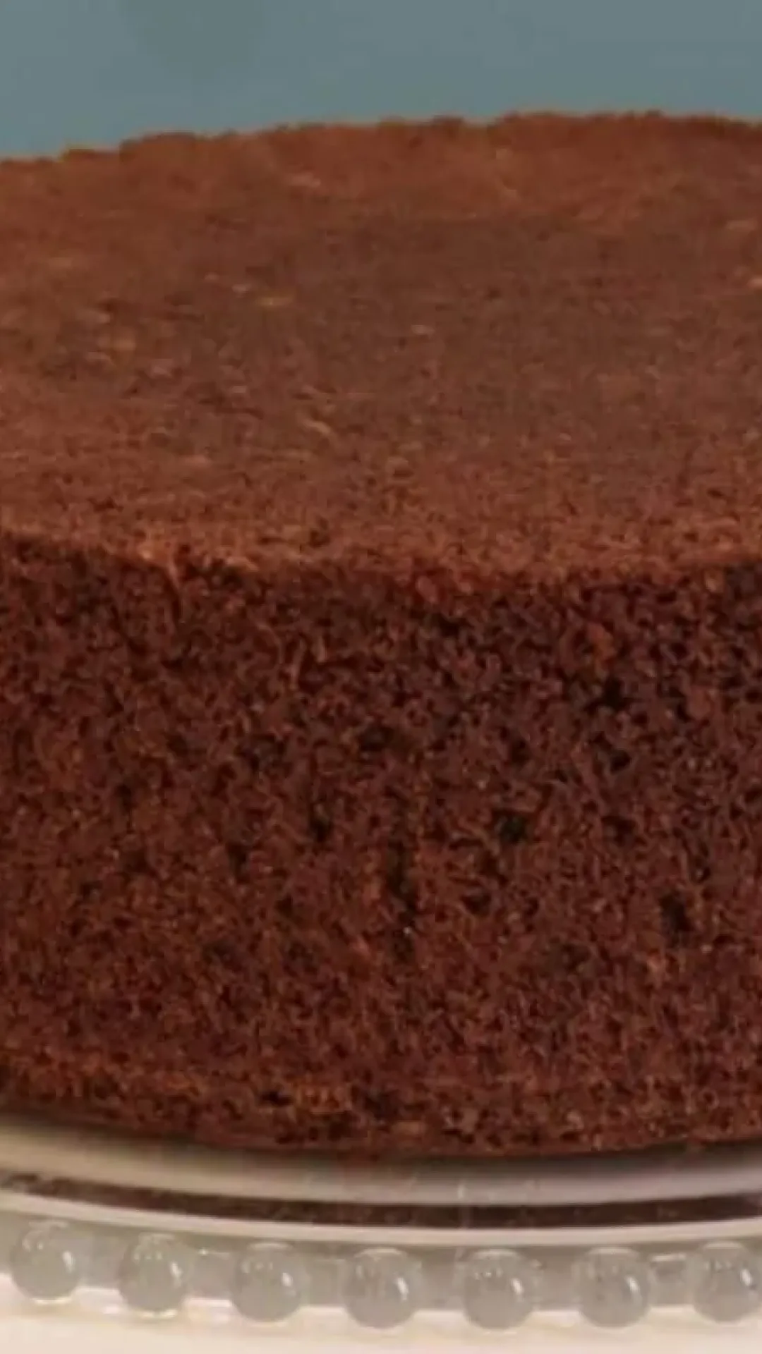 Pão de ló de chocolate perfeito: enorme, estruturado e super econômico