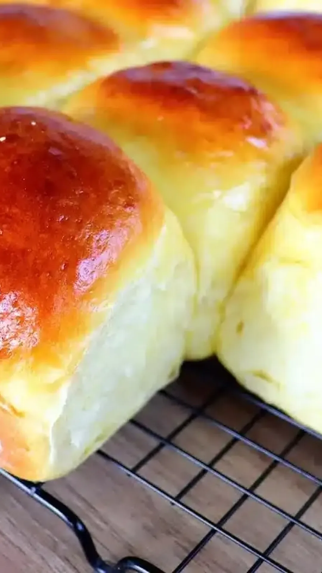 Pão de mandioquinha para a hora do café que fica uma delícia quentinho com manteiga
