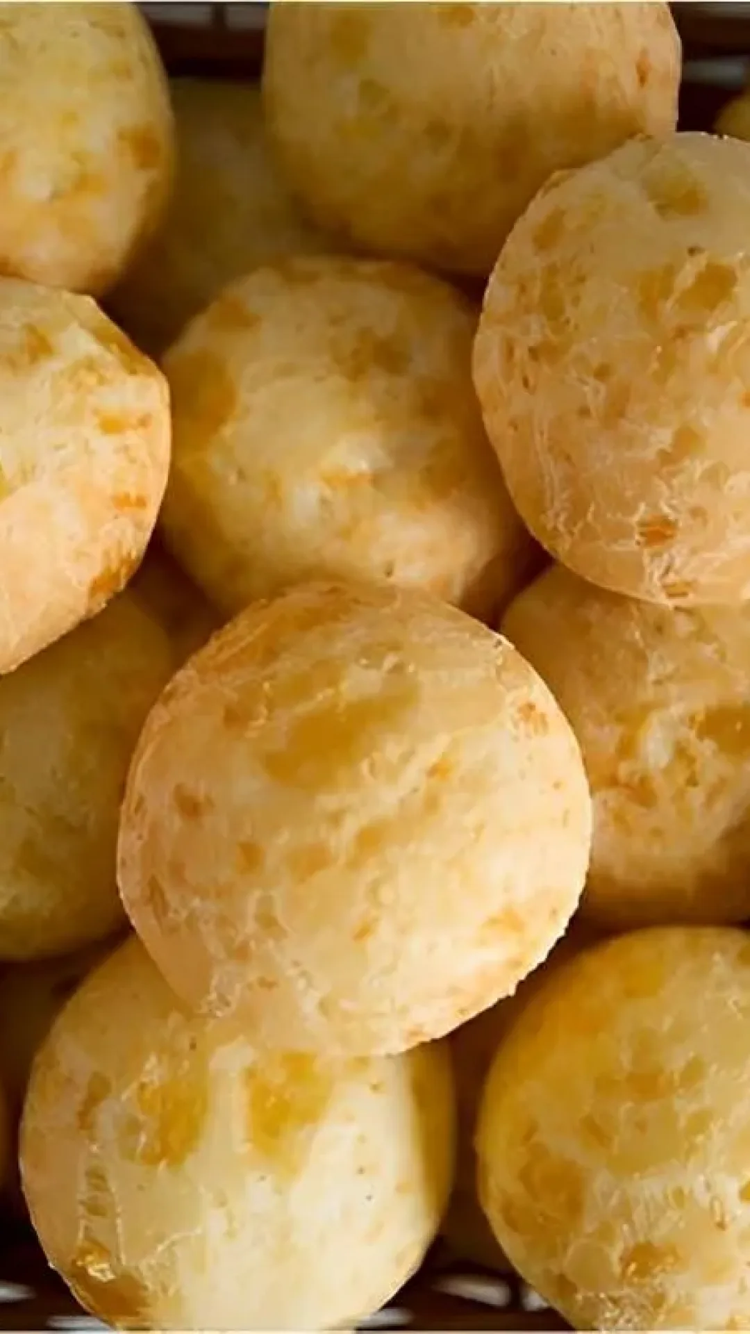 Pão de queijo com 3 ingredientes que não precisa escaldar é só misturar tudo e levar para assar