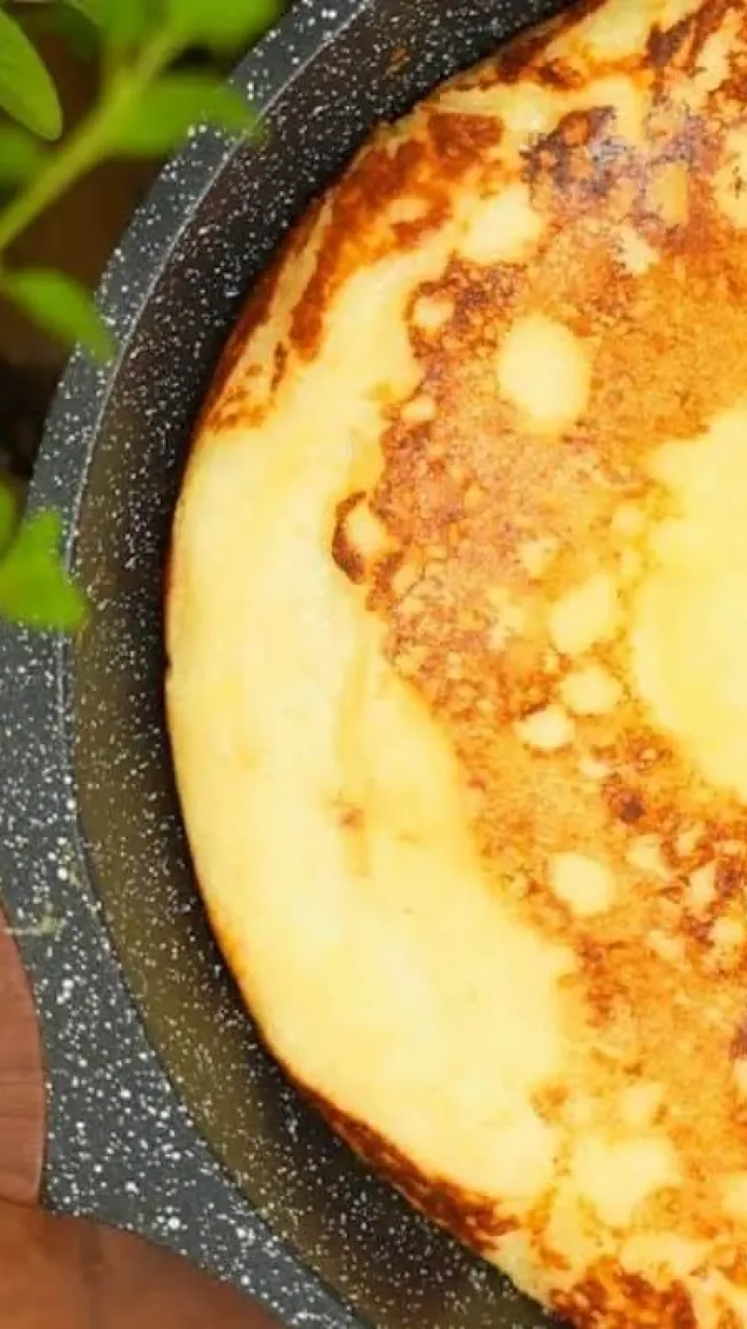 Pão de queijo de frigideira rápido e gostoso, ótimo para o café da manhã ou lanche