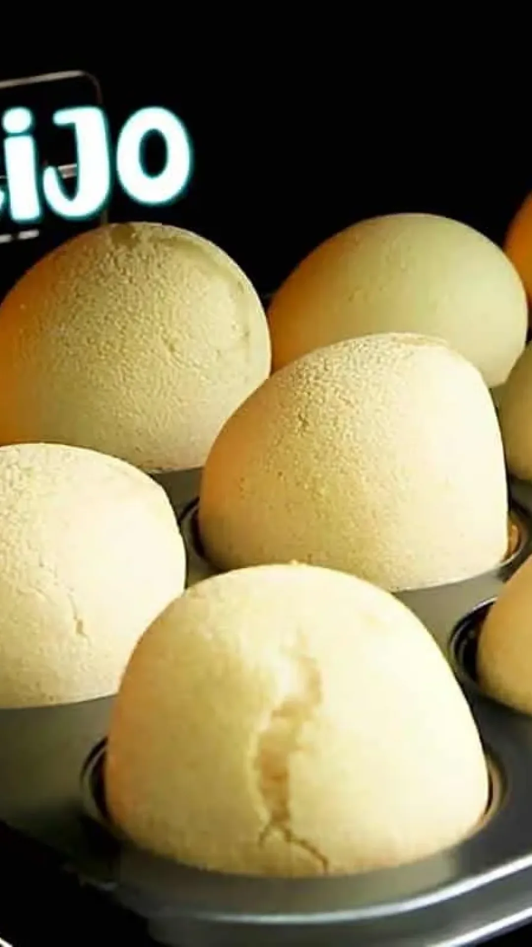 Pão de queijo de liquidificador é só bater os ingredientes colocar nas forminhas e assar