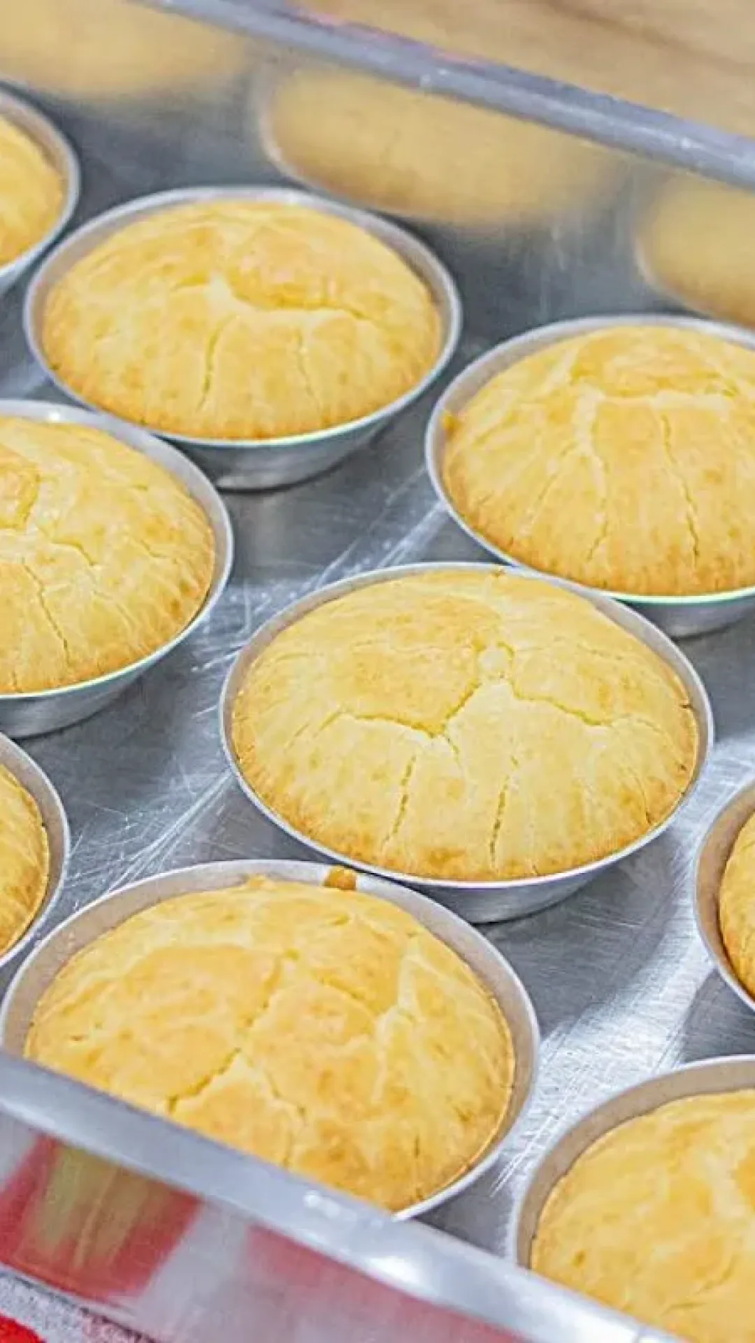 Pão de queijo de liquidificador prático e gostoso para um lanche rápido e quentinho
