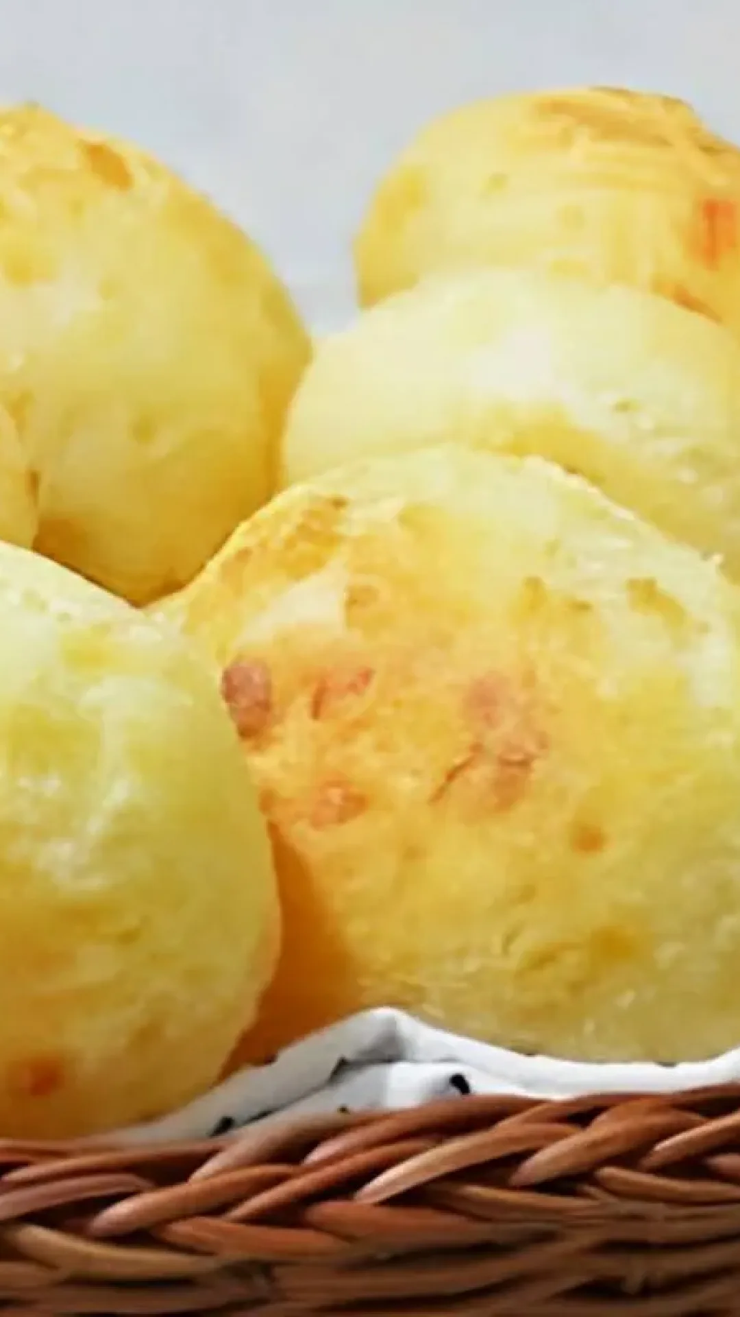 Pão de queijo fácil com muçarela rende bastante e fica uma delícia para servir no lanche ou café