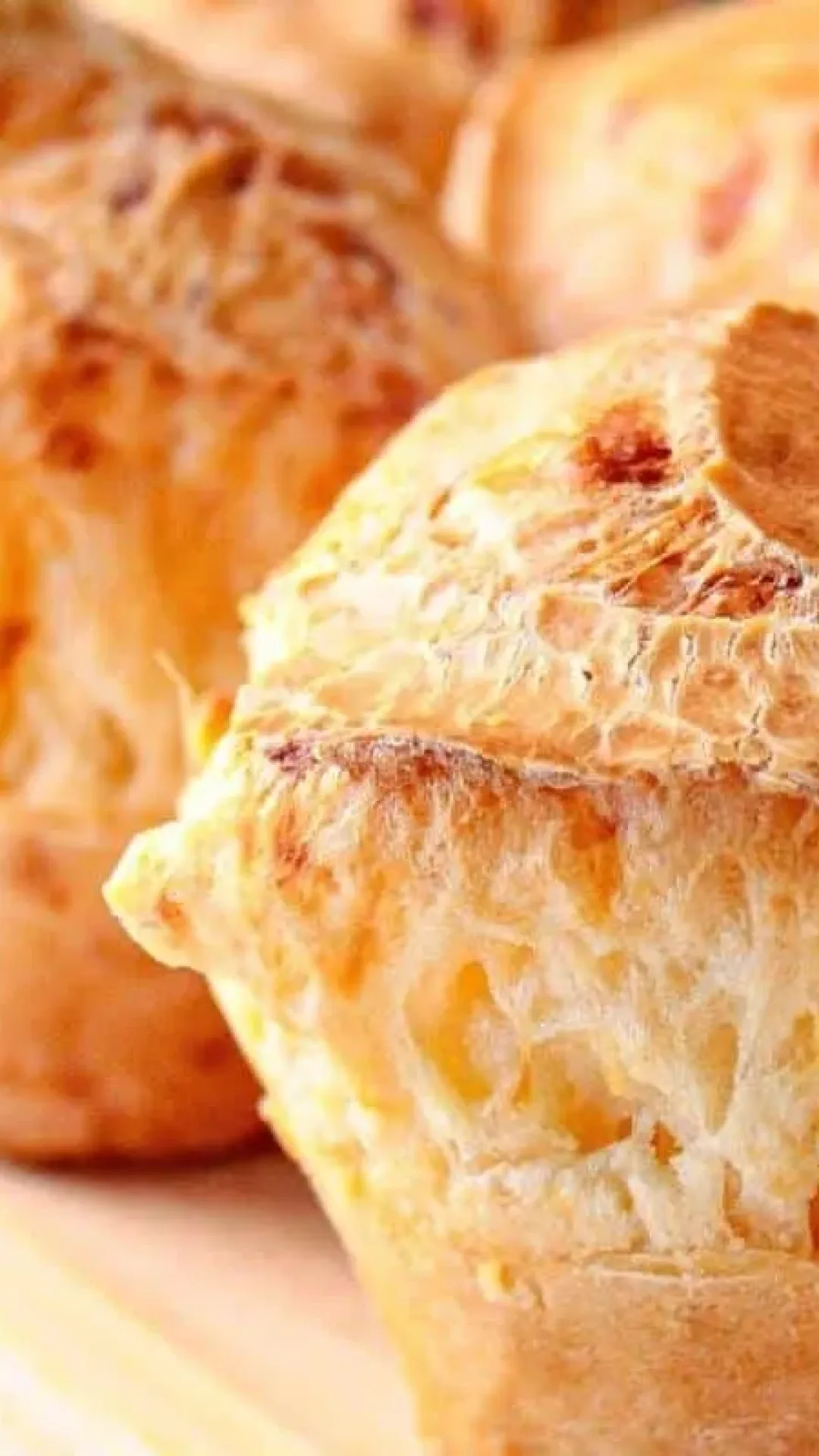 Pão de queijo fácil de fazer que não precisa sovar e não murcha quando sai do forno