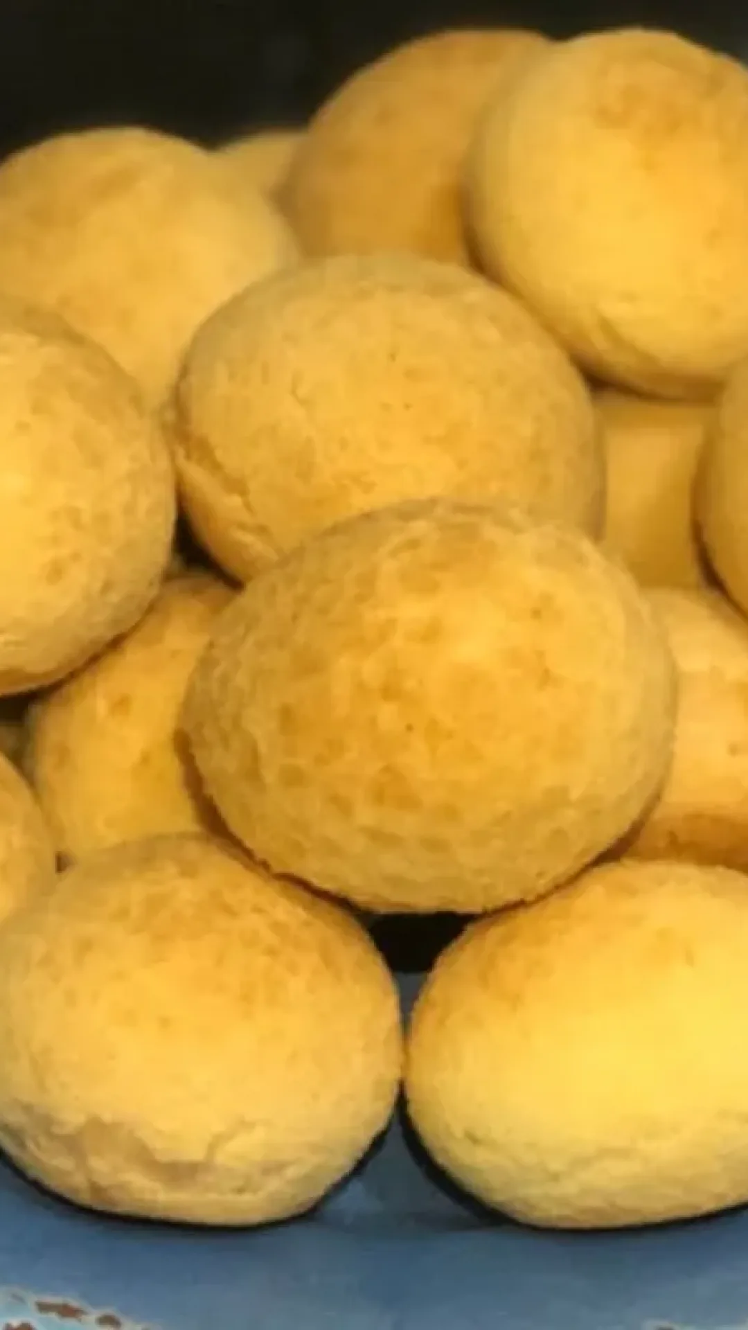 Pão de queijo mineiro: a receita rápida e saborosa que cresce e fica macia por dentro, igual o da padaria de Minas