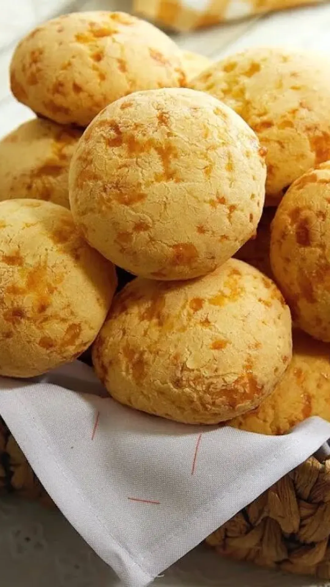 Pão de queijo mineiro legítimo, que fica com aquela casquinha crocante e o meio bem macio