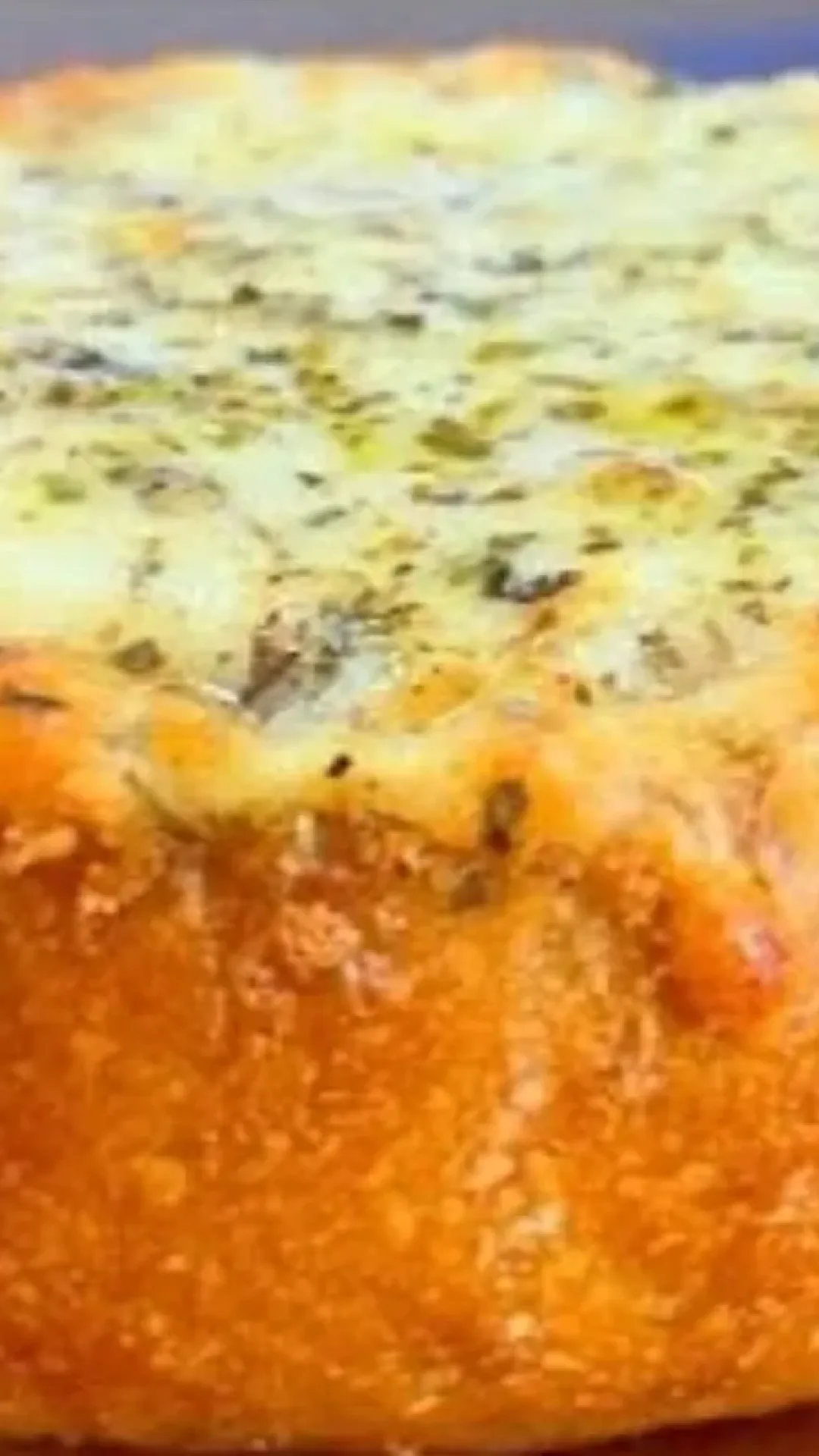 Pão italiano com creme de alho gratinado, crocante por fora e suculento por dentro