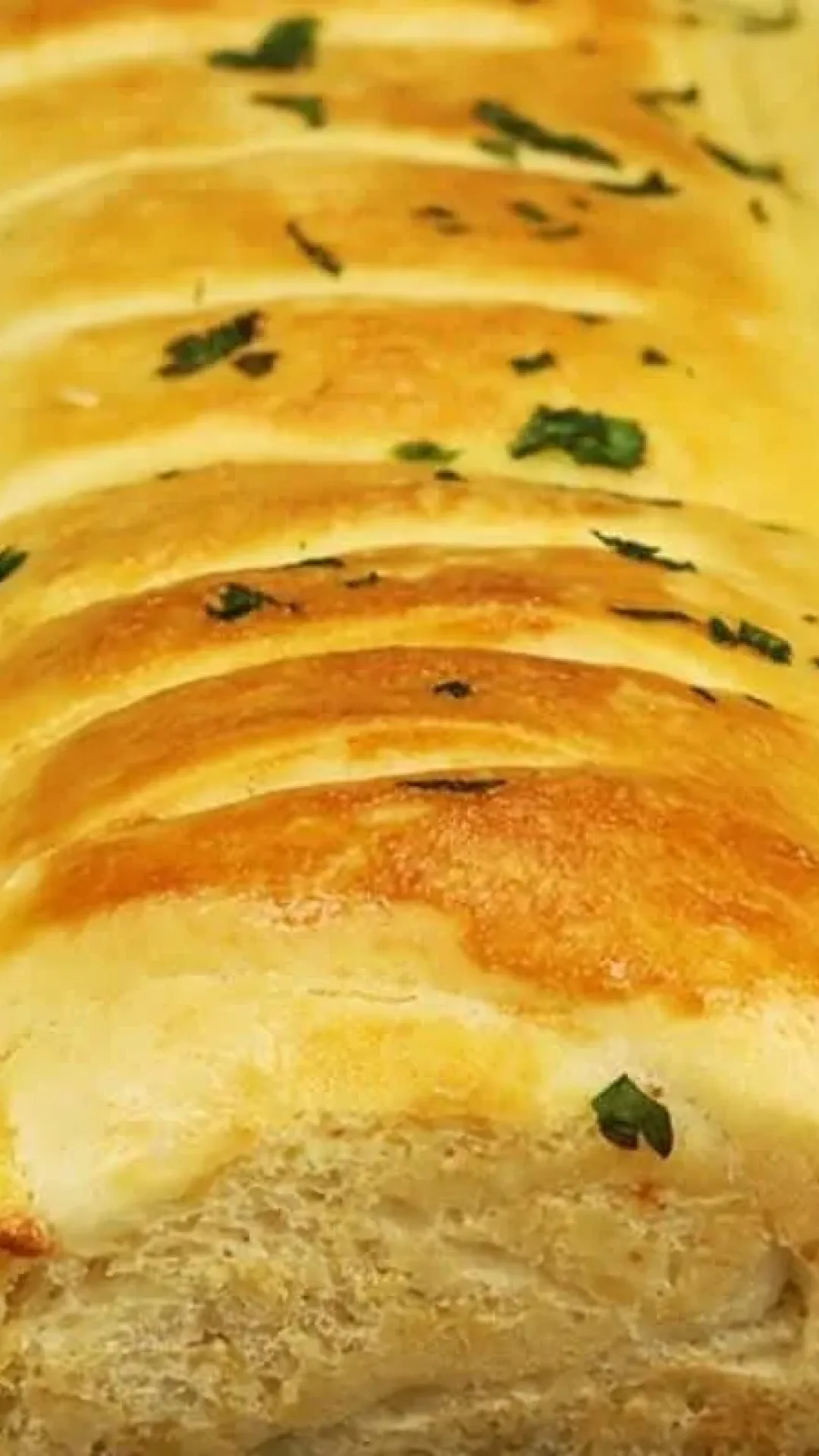 Pão recheado de frango: fica mais gostoso que salgado assado de padaria