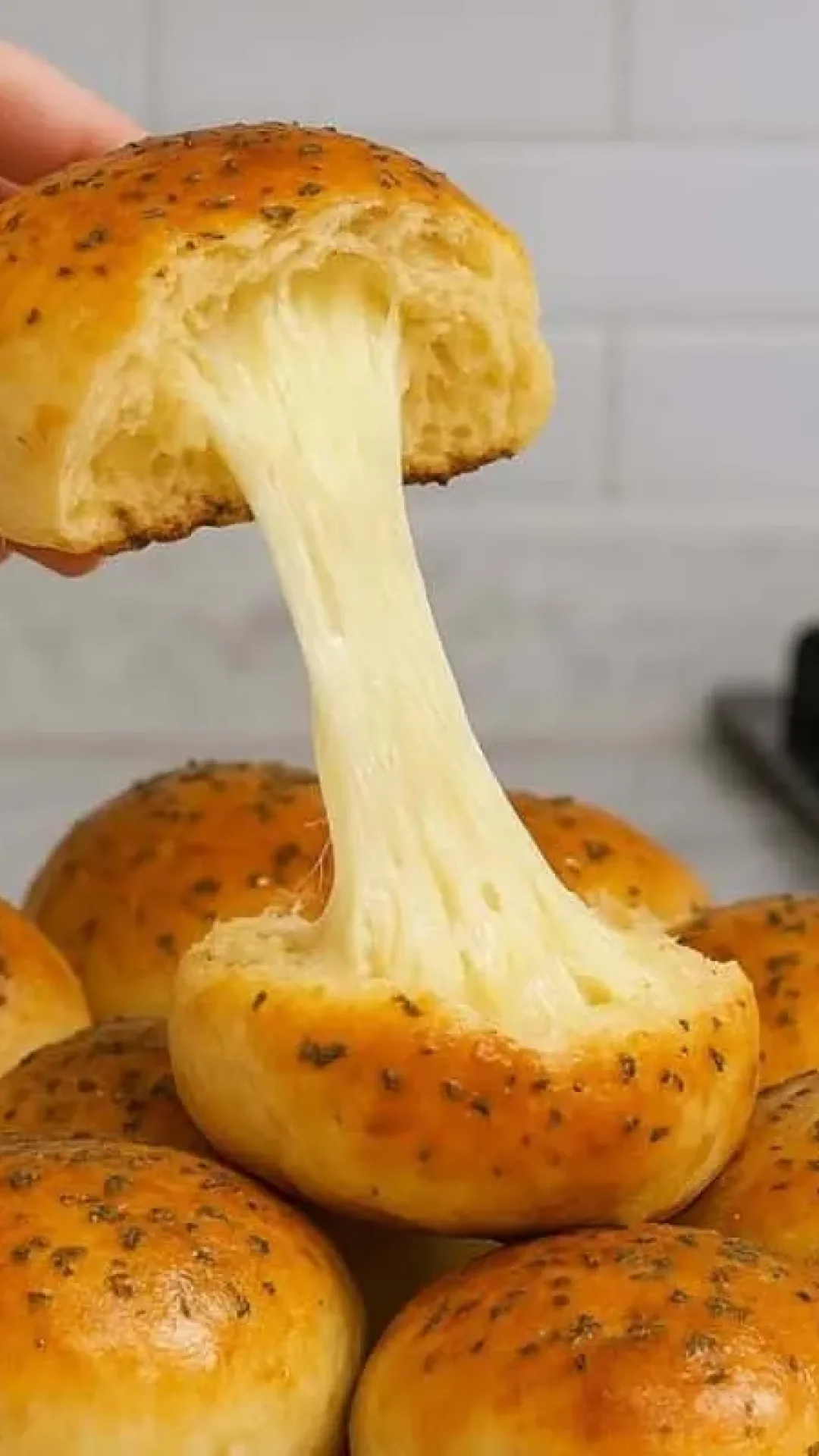Pão recheado de queijo e presunto para fazer um lanche rapidinho que todos vão amar