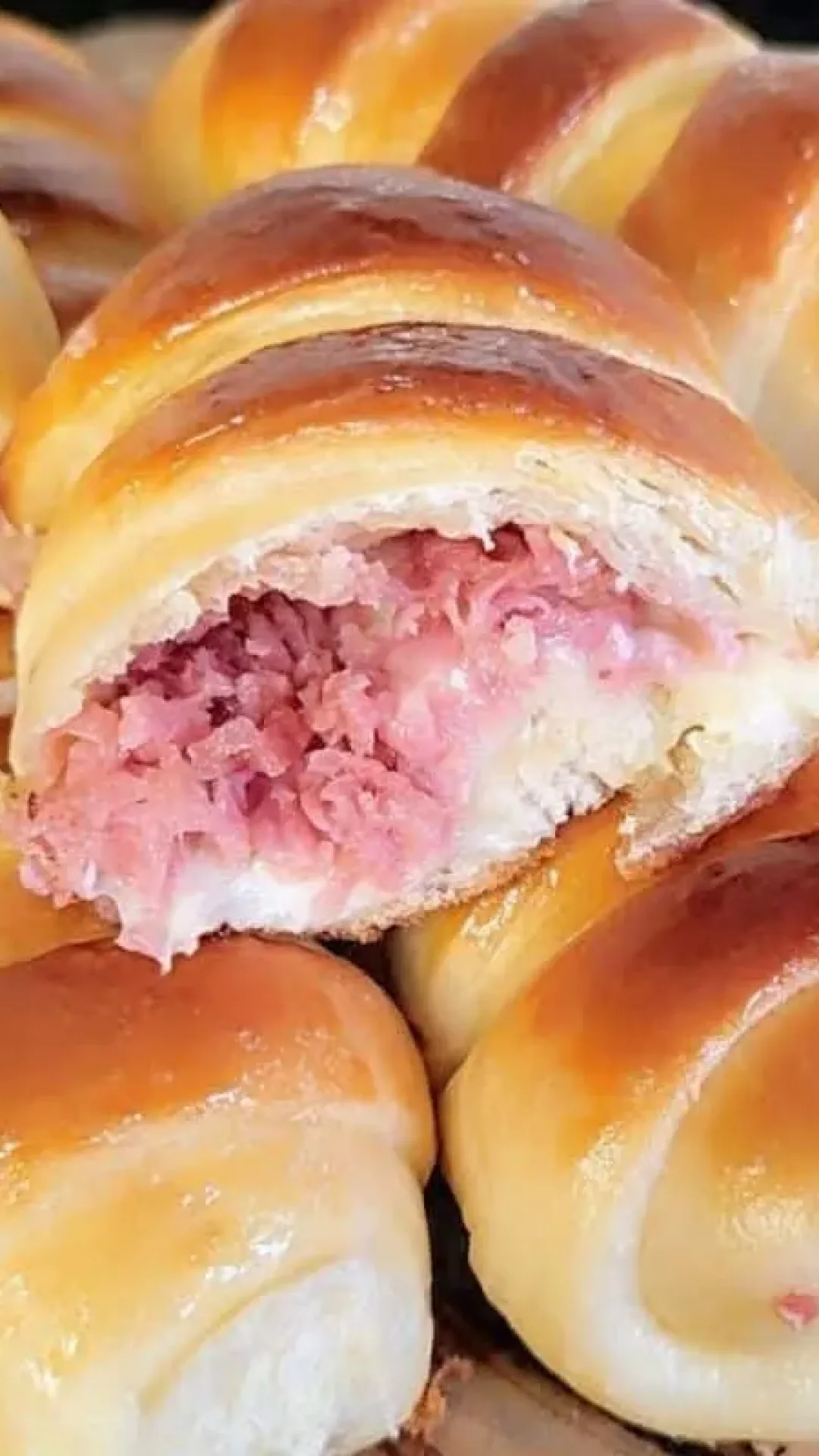Pão salgado com queijo e calabresa: saboroso no café da manhã ou lanche da tarde