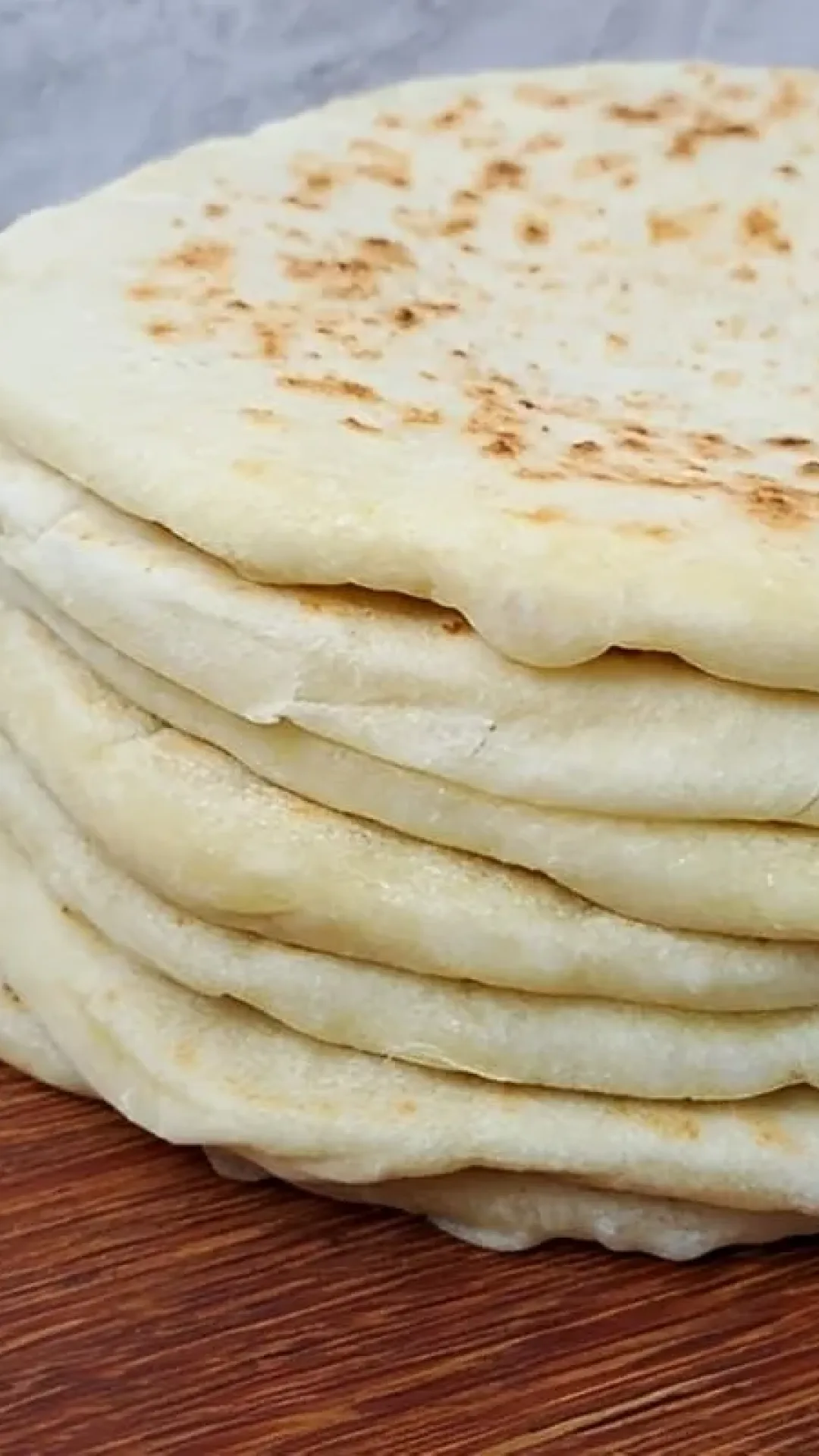 Pão sírio caseiro delicioso e perfeito para fazer lanches e beirutes