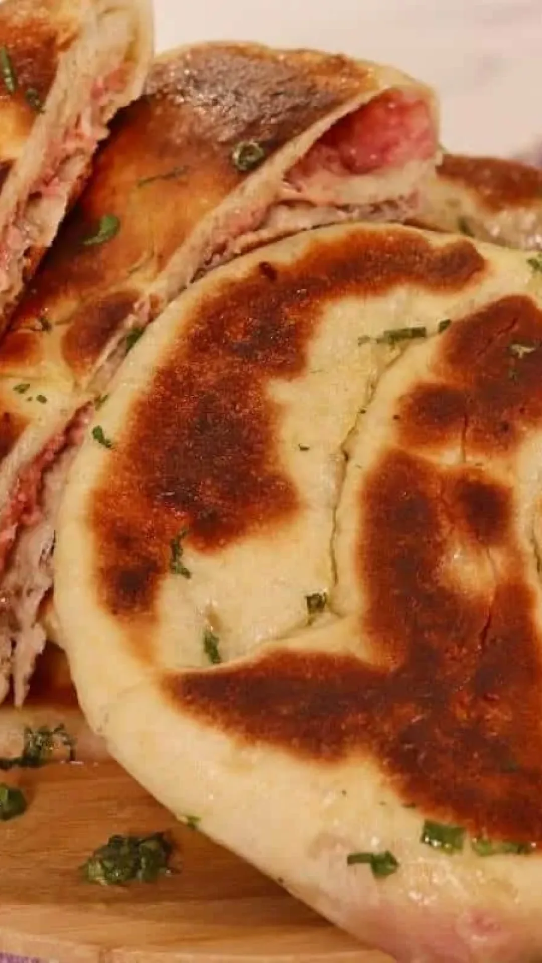 Pãozinho de frigideira recheado: dá para fazer vários em poucos minutos de tão fácil