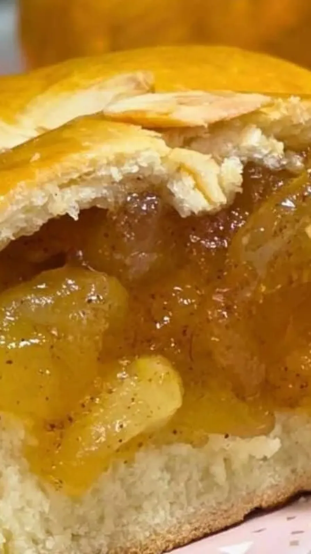 Pãozinho doce de maçã fofinho que já sai recheado do forno