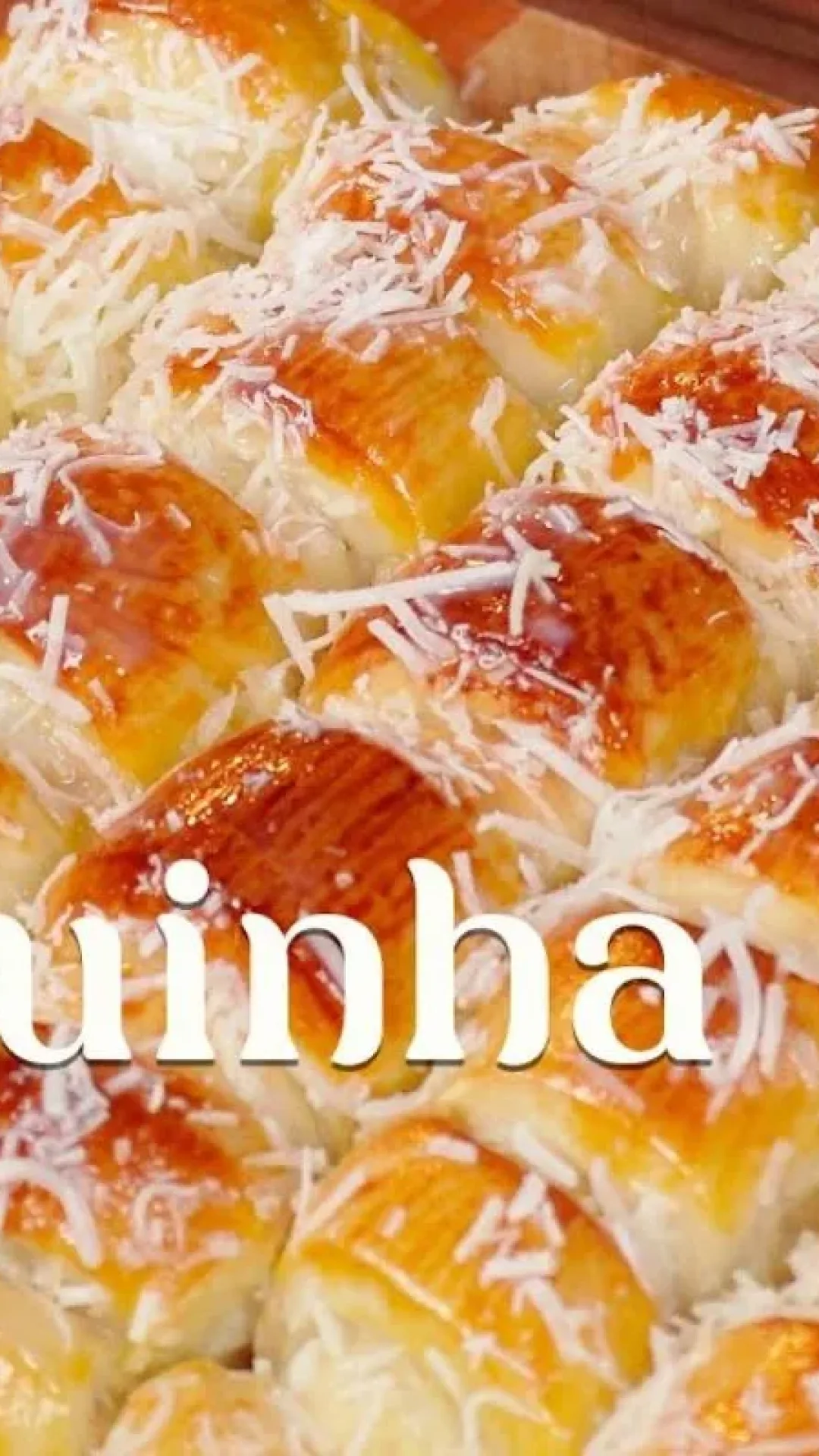 Pãozinho doce, que fica fofinho e com aquela calda e coco por cima que todo mundo ama