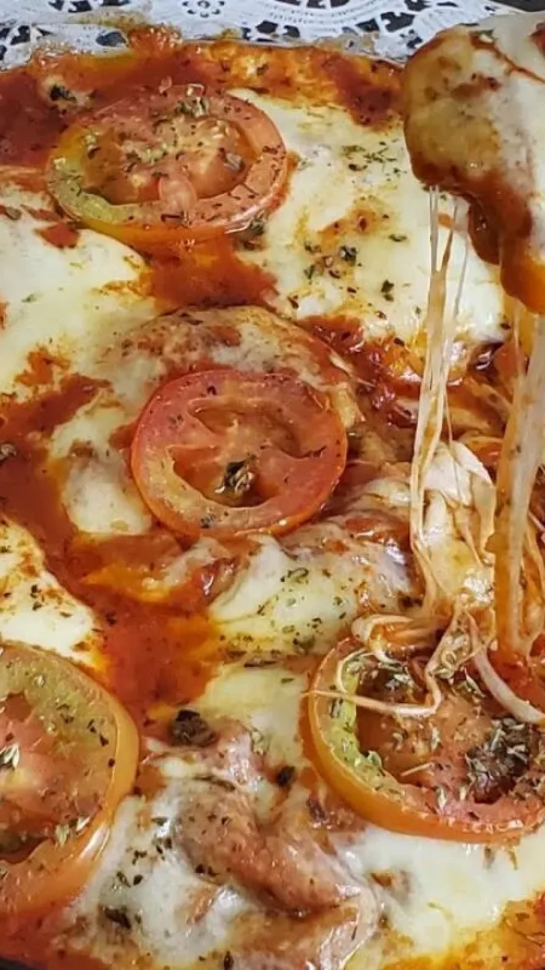 Parmegiana de hambúrguer feita no forno, diferente e deliciosa pra variar no almoço