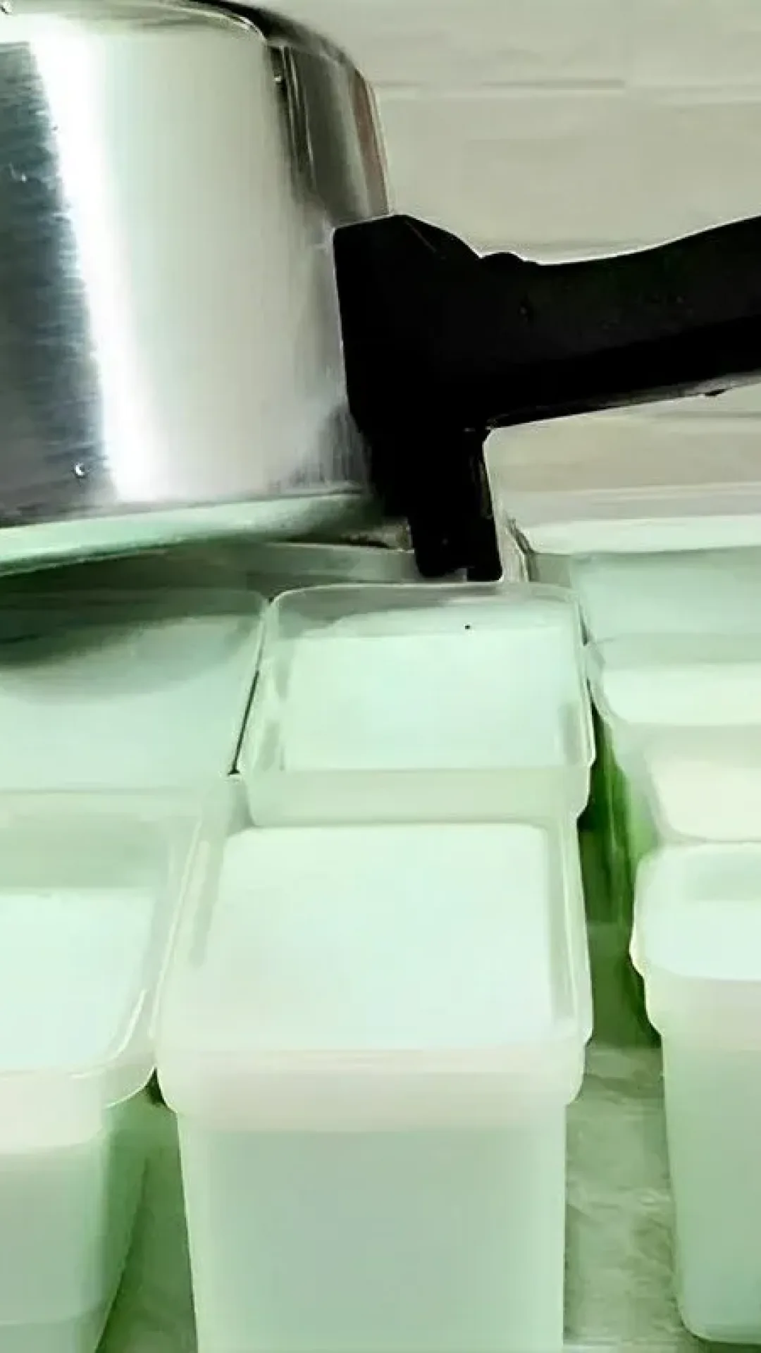 Pasta para limpar alumínio que deixa as suas panelas um espelho