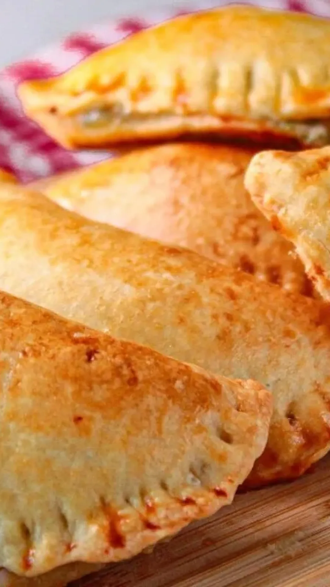 Pastel assado com massa leve e saborosa que dá certo com qualquer recheio que você quiser