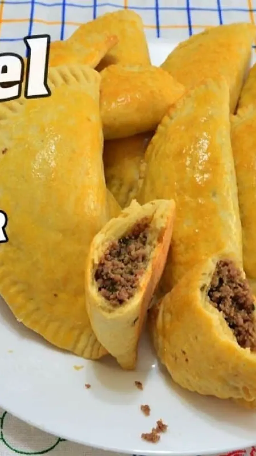 Pastel assado de carne moída com massa de creme de leite que fica uma belezura