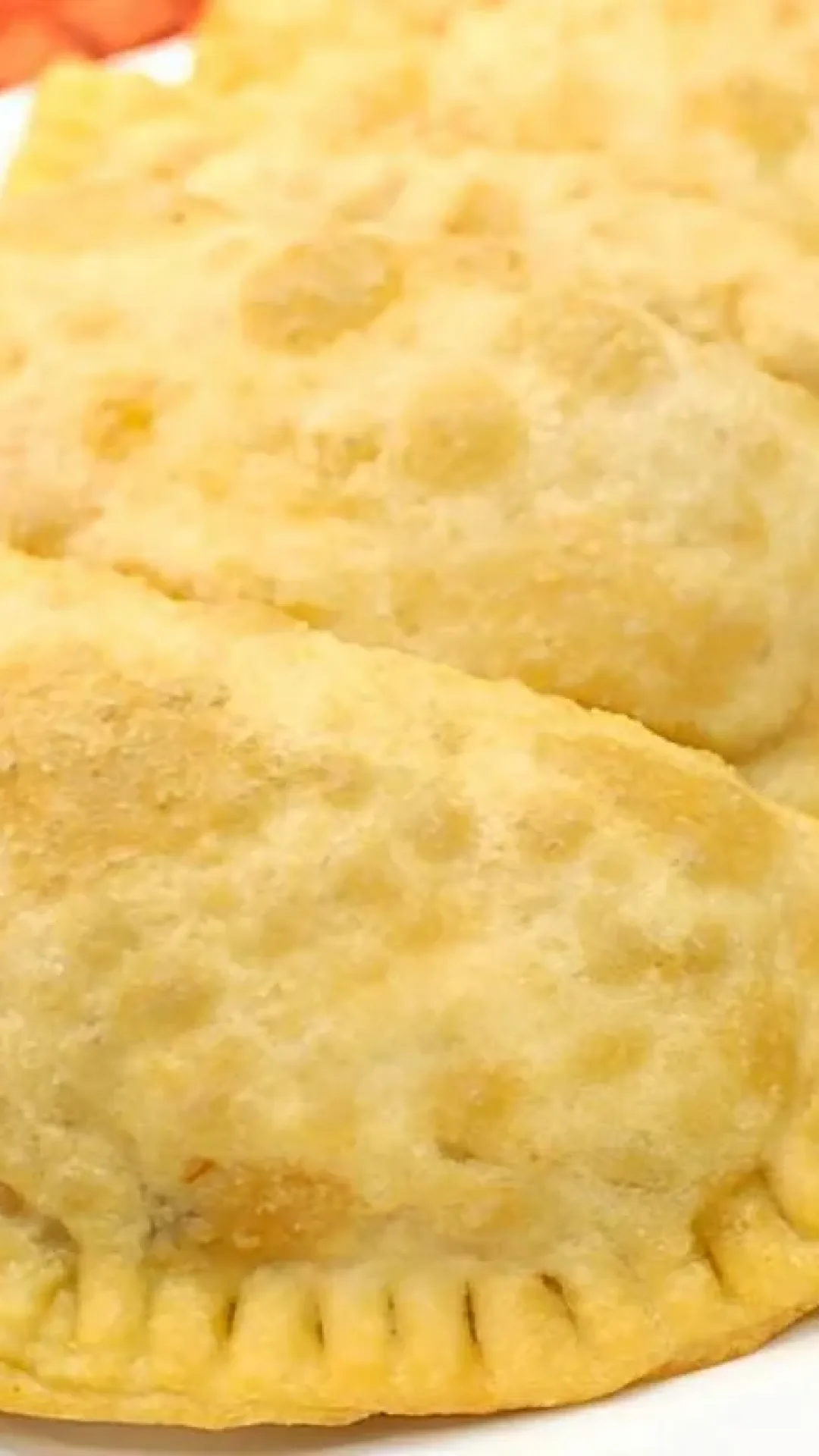 Pastel com massa caseira de 2 ingredientes para você rechear e servir como quiser