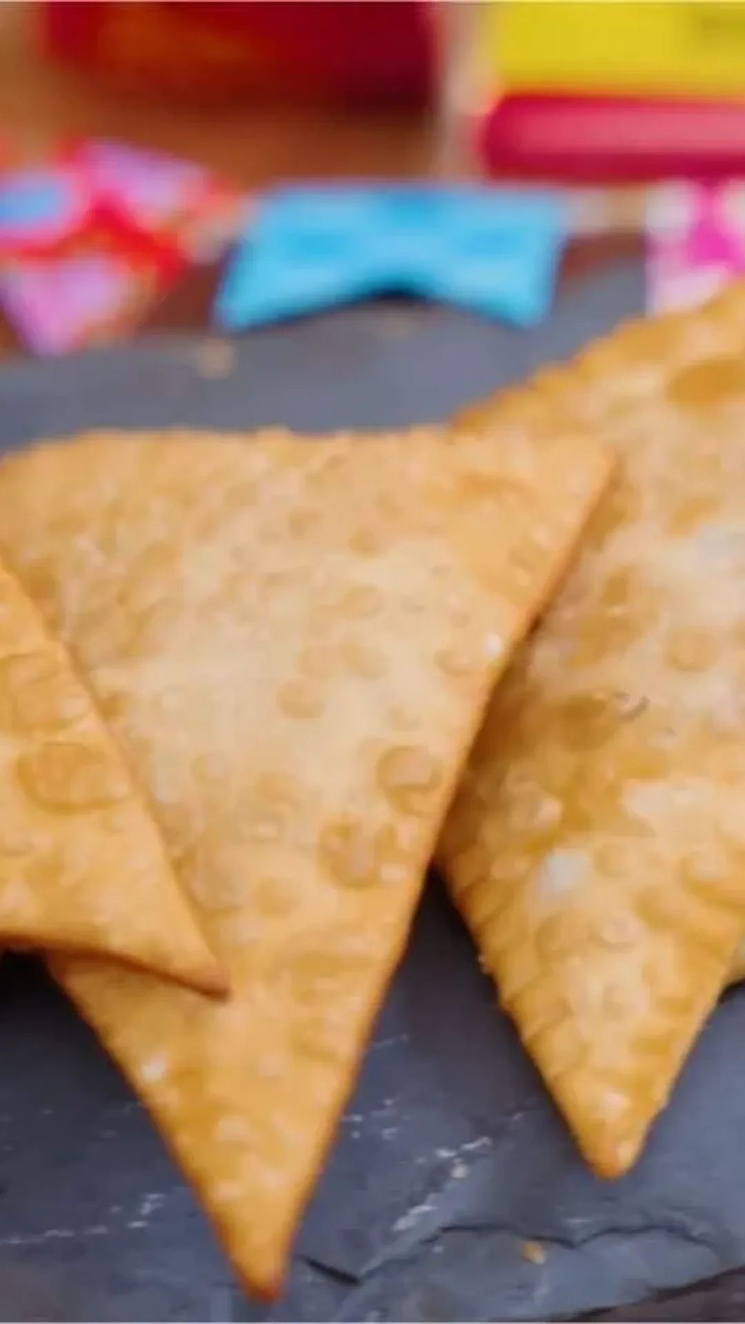 Pastel de calabresa com massa sequinha e um recheio maravilhoso