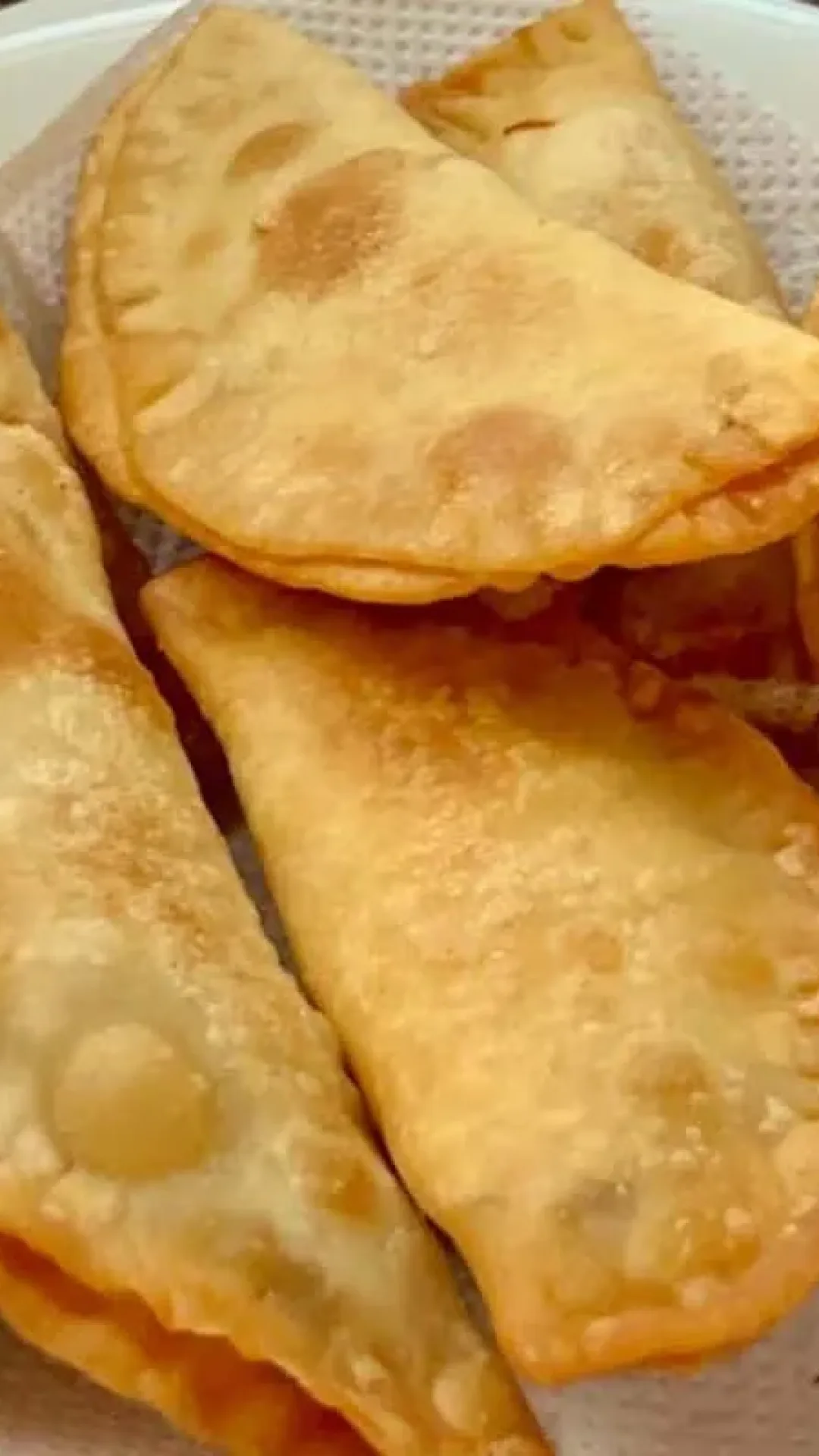 Pastel de feira: uma massa com poucos ingredientes que fica sequinha e saborosa