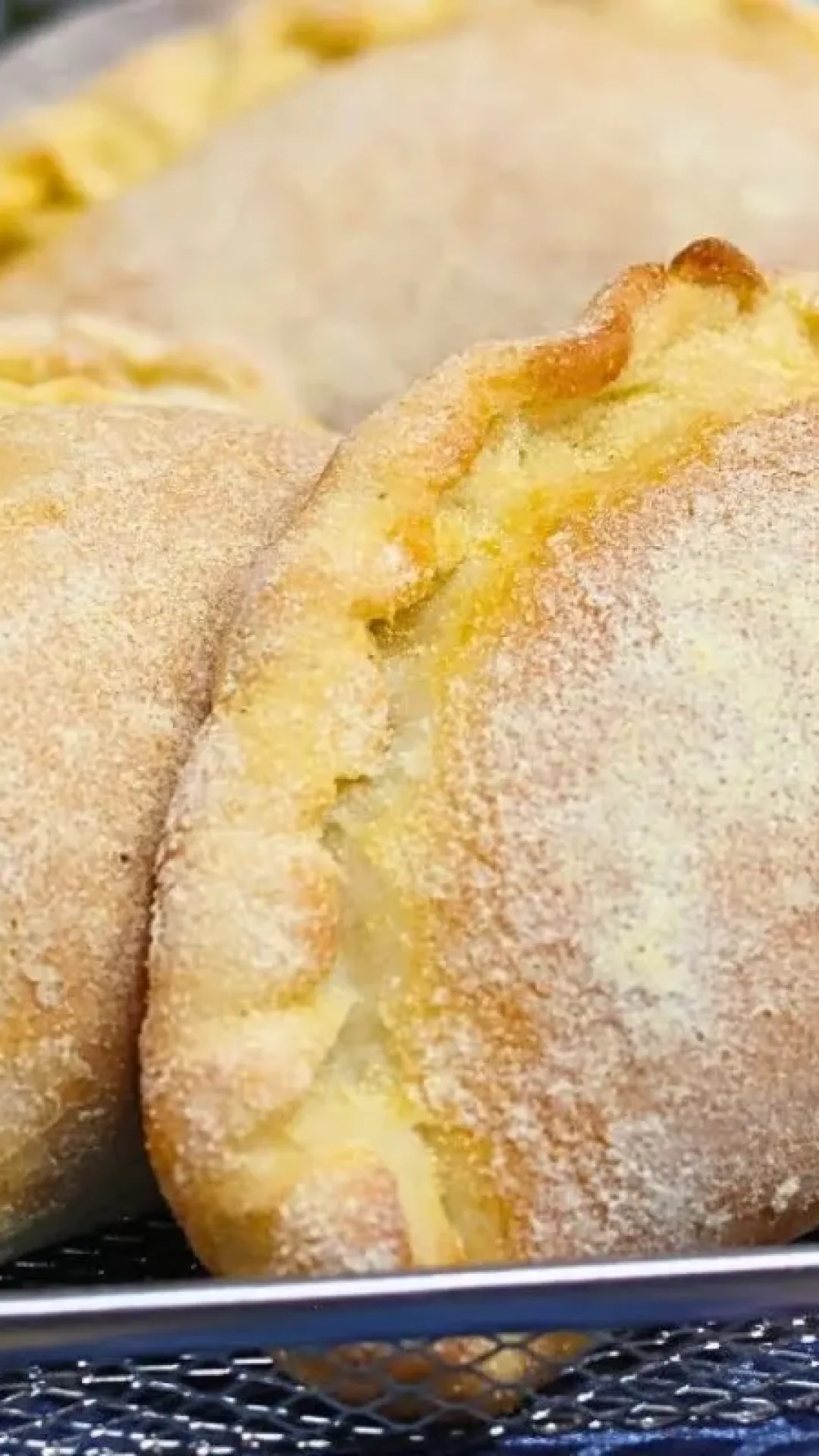 Pastel de forno: aprenda a fazer uma massa muito fácil e fofinha para o lanche da família