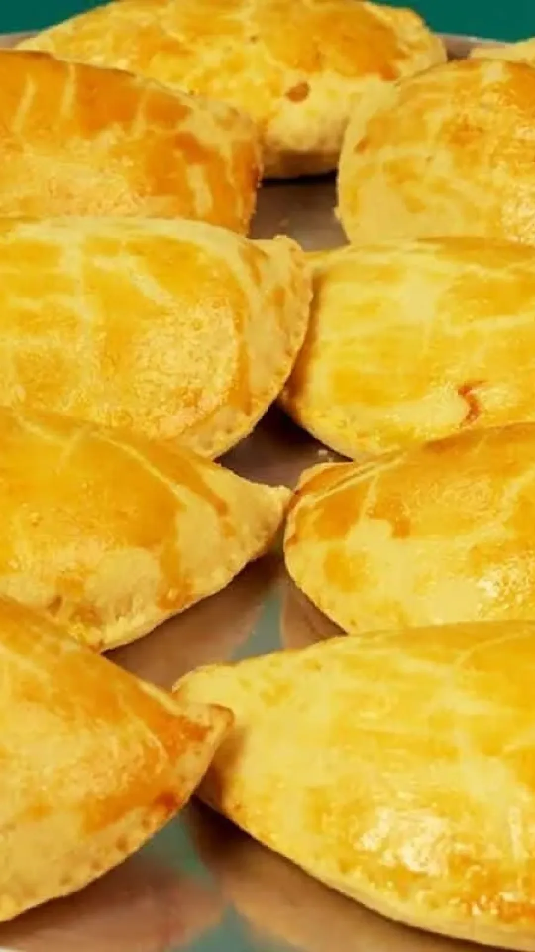 Pastel de forno com massa de poucos ingredientes que não tem como errar no ponto