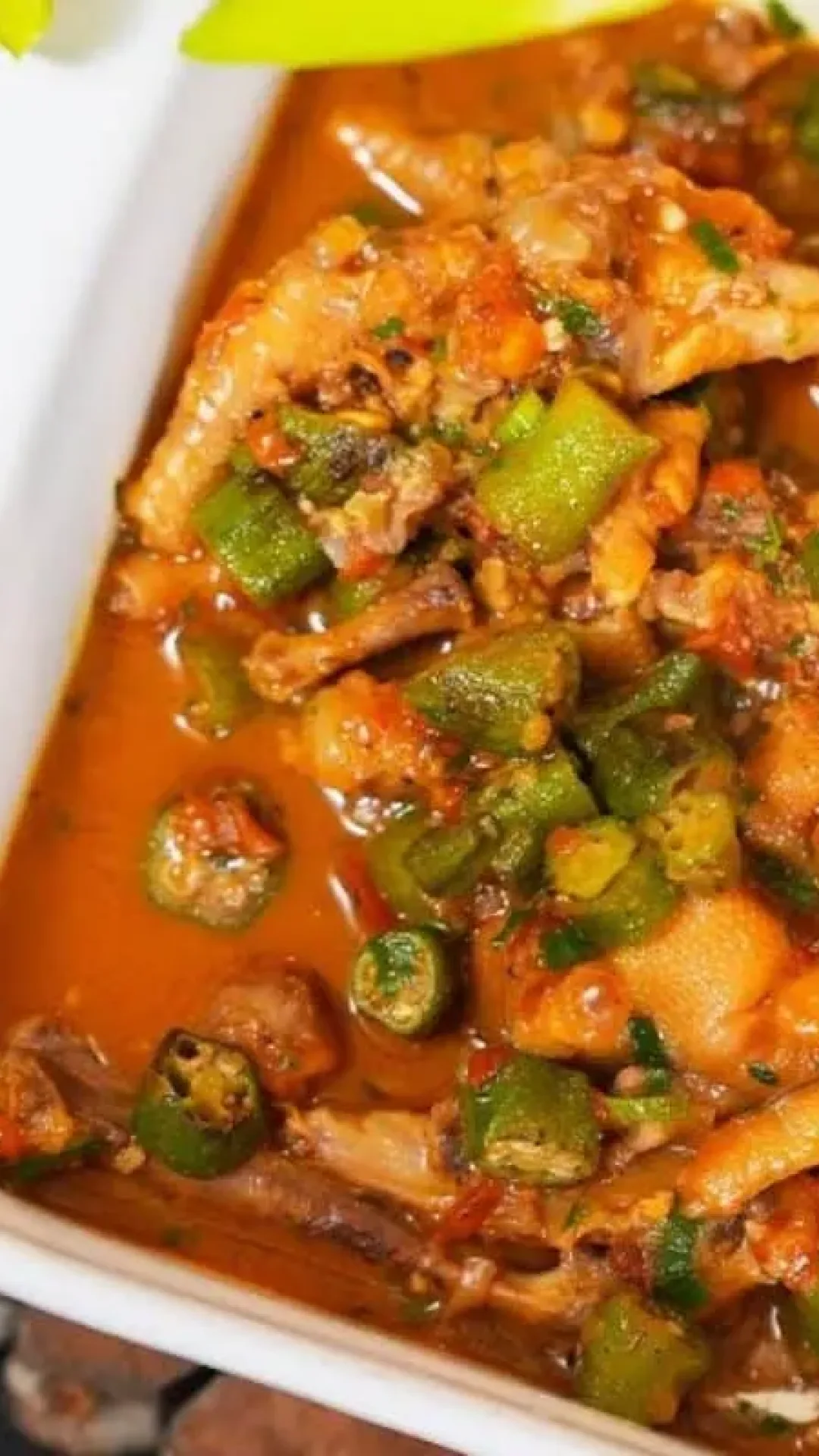 Pé de galinha com quiabo tradicional e saboroso: comida raiz e econômica para seu almoço de domingo