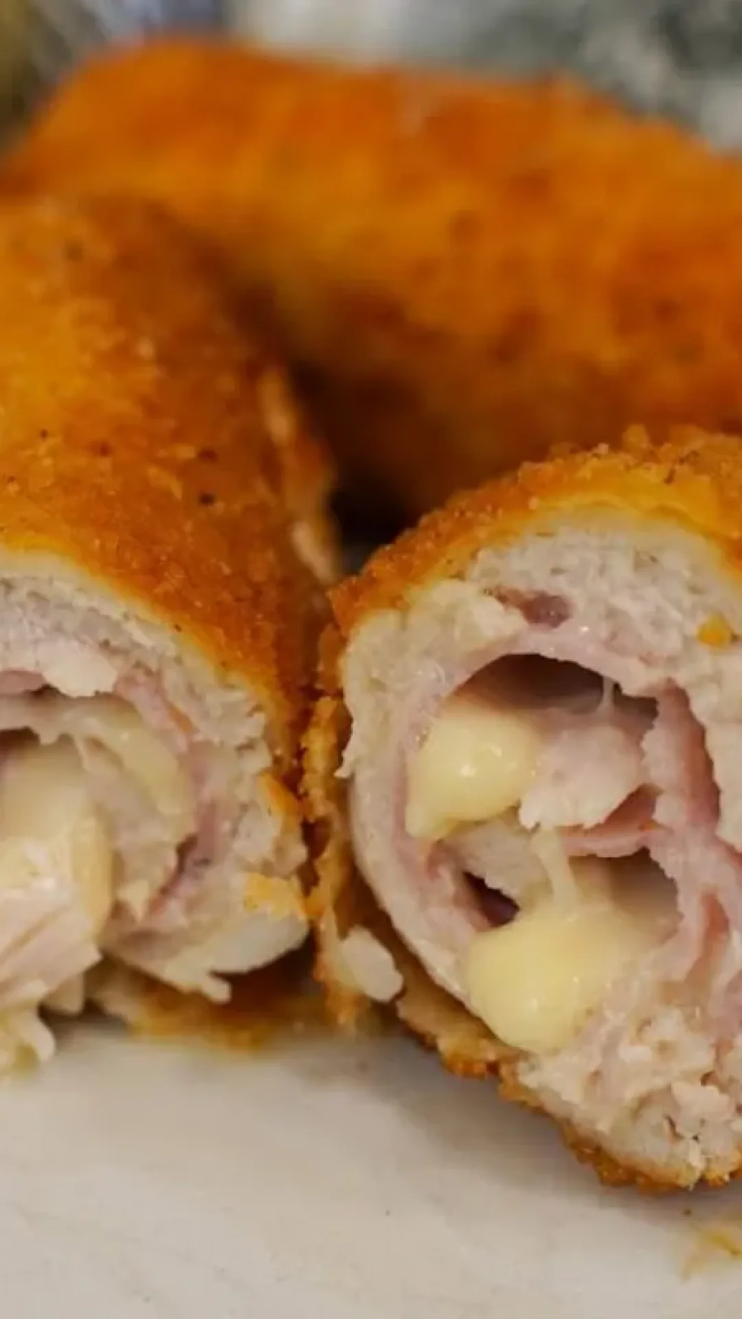 Peito de frango recheado: fica super crocante por fora e molhadinho por dentro