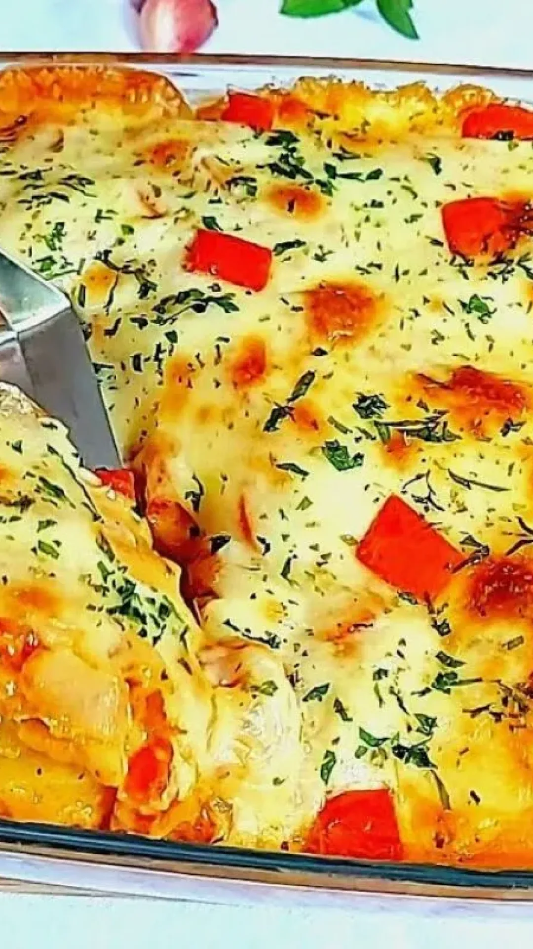 Peixe ao forno com batatas e um tempero especial que deixa a carne macia e suculenta para o almoço de domingo