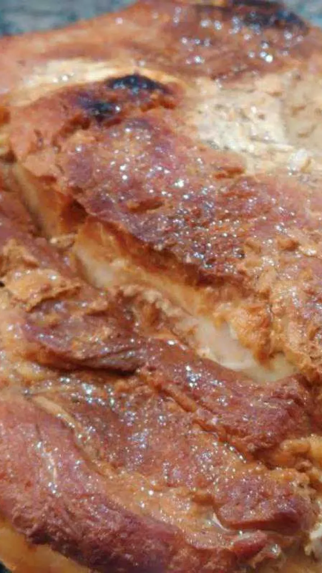 Pernil assado na panela feito desse jeito fica suculento e desmanchando