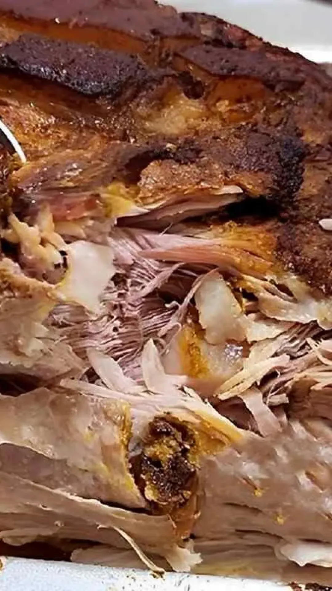 Pernil assado que desmancha e desfia quando sai do forno perfeito para seu almoço do fim de semana