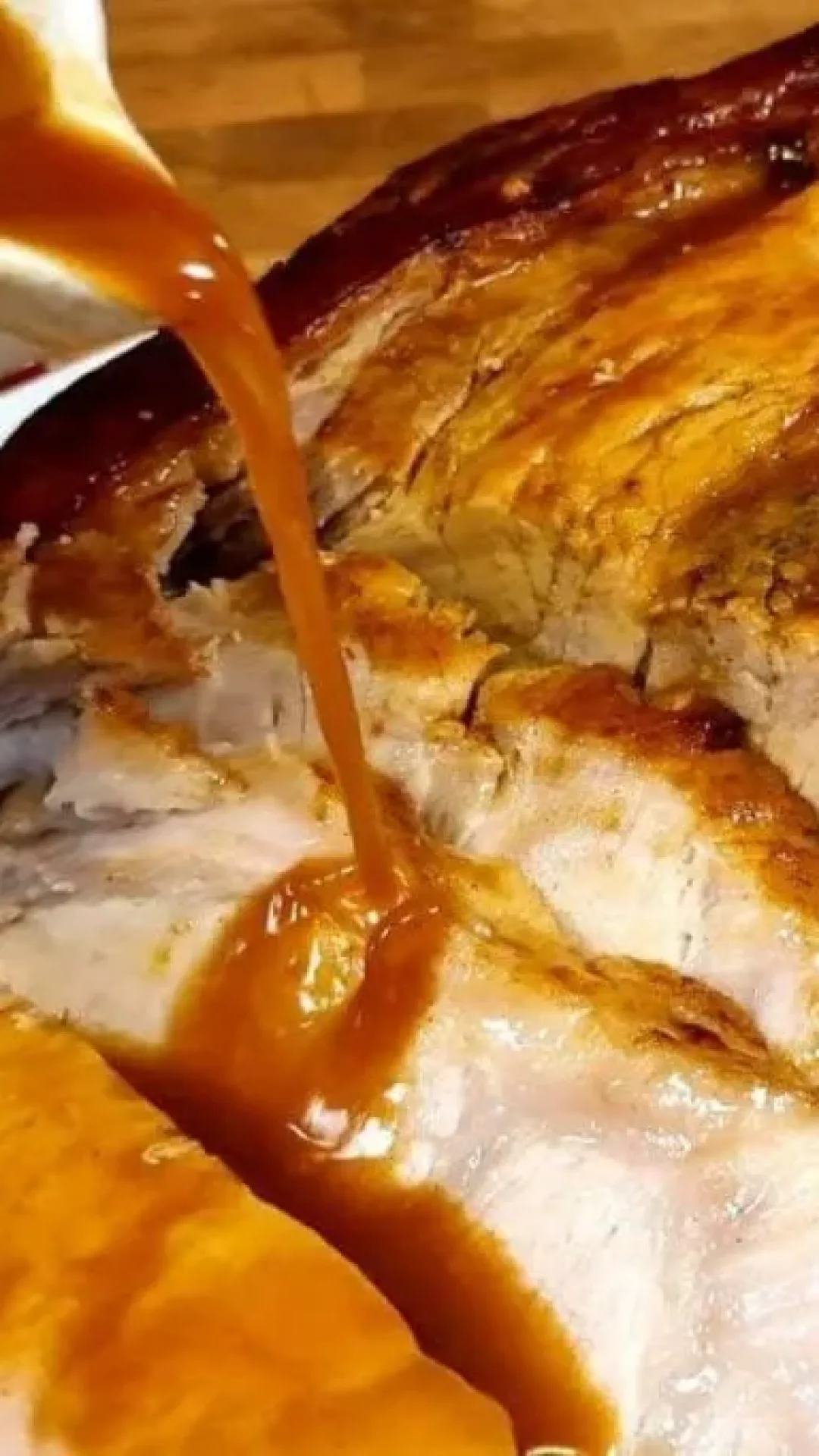 Pernil de porco assado com um molho surpreendente muito suculento e macio