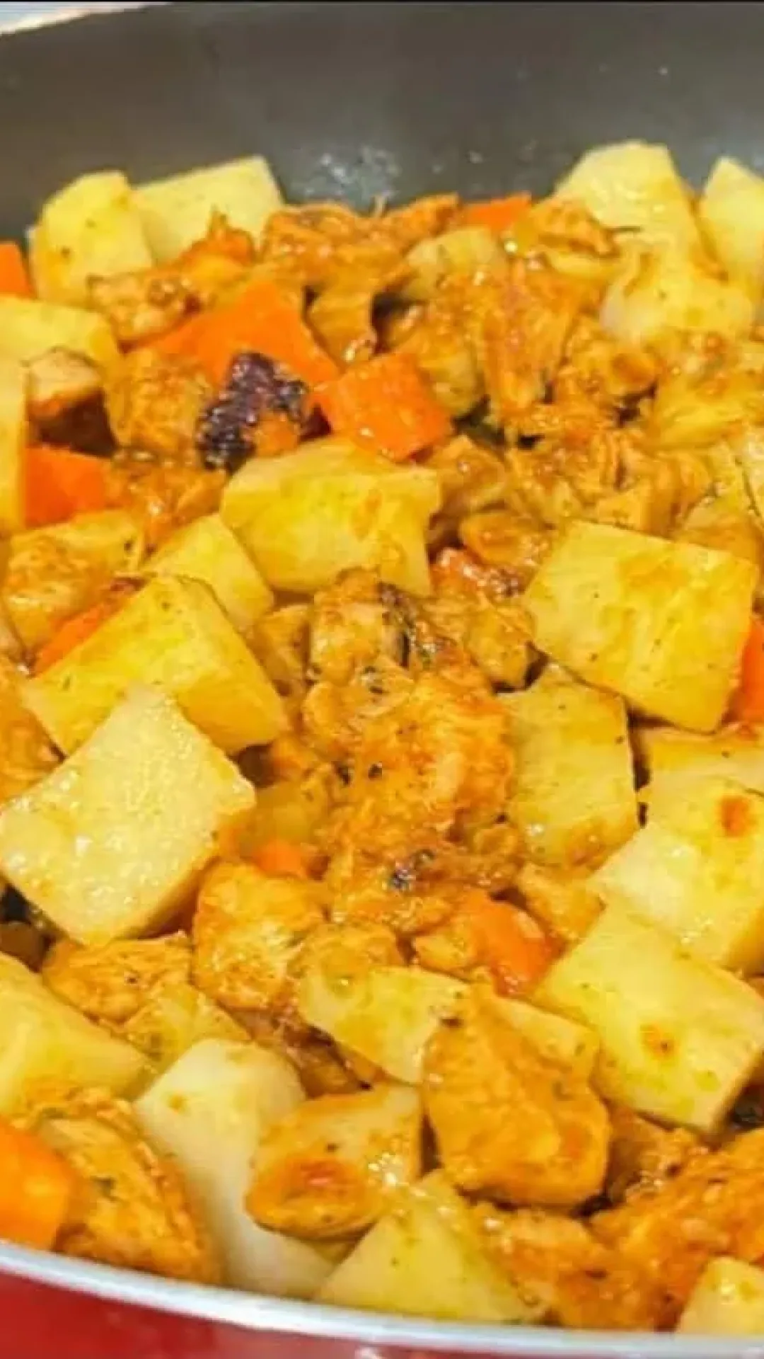 Picadinho de frango com legumes fácil de fazer e cheio de sabor para o seu almoço