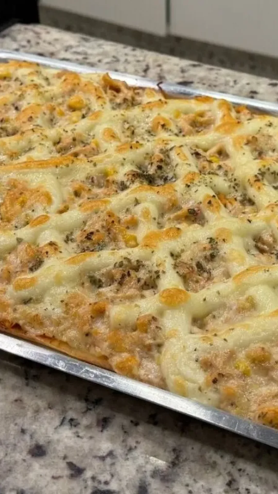 Pizza de frango com catupiry: aprenda a fazer essa delícia com uma massa prática que não precisa nem abrir