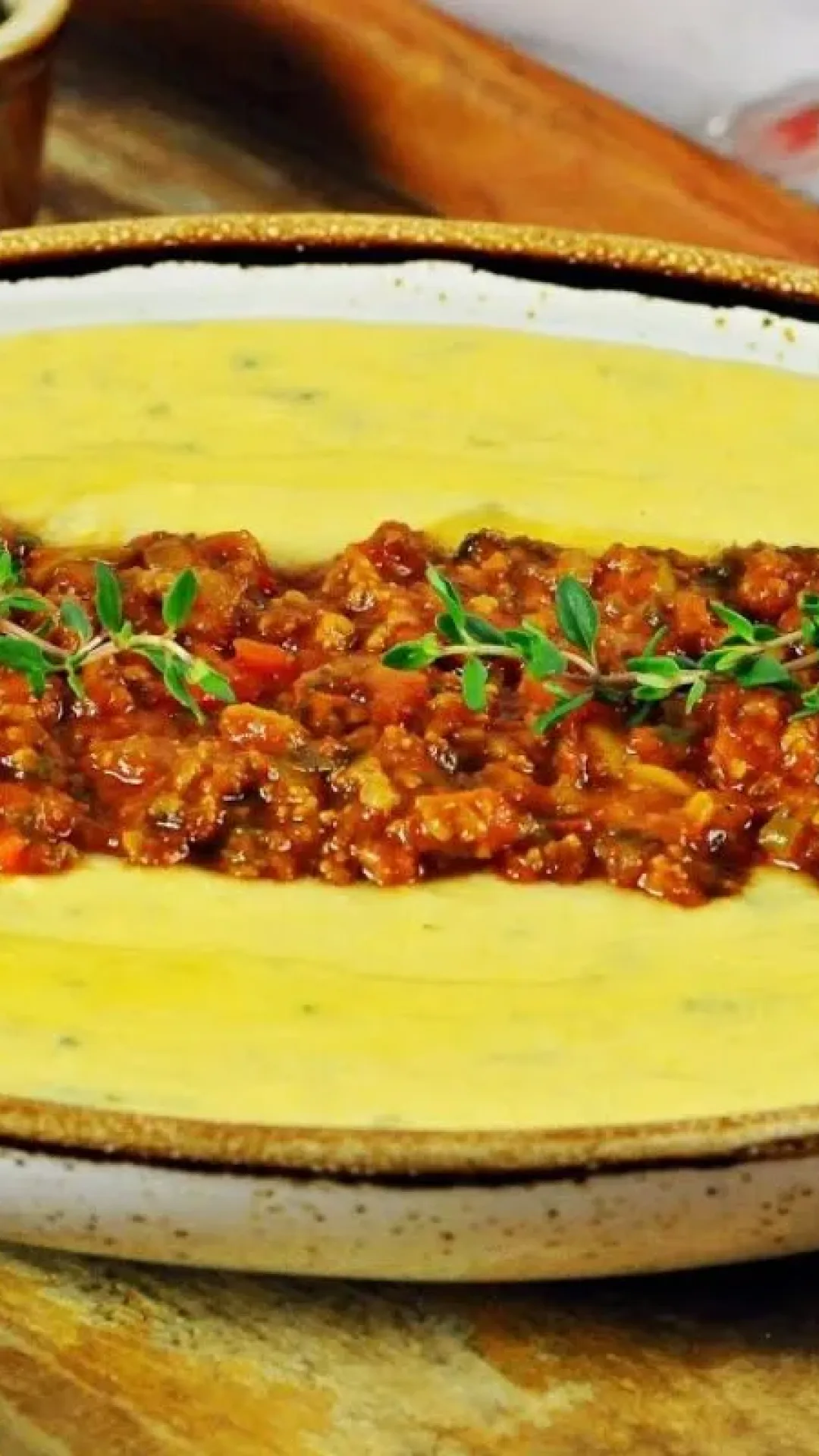 Polenta italiana da nonna com sabor de almoço família na casa da vovó