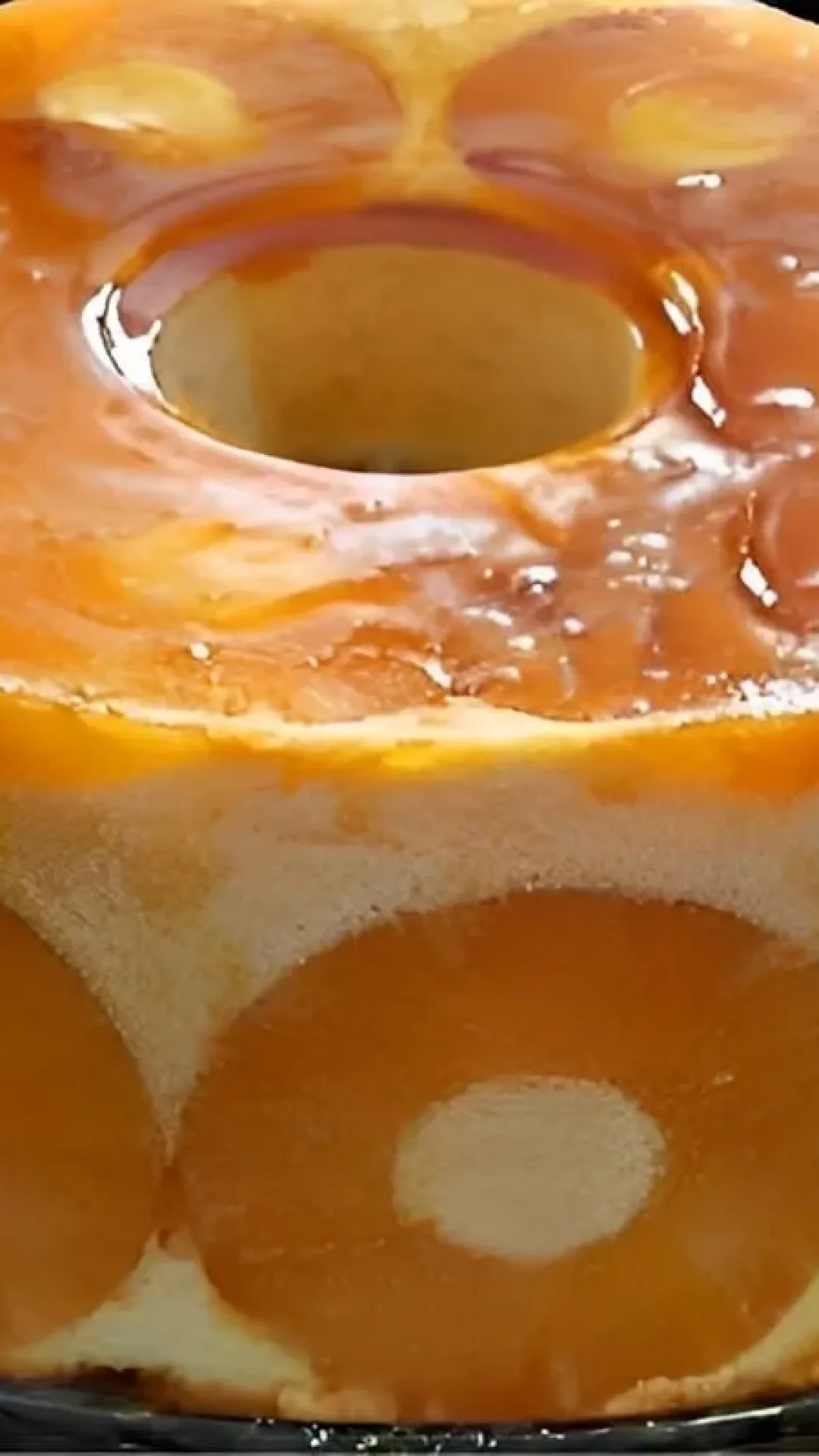 Pudim de abacaxi com abacaxi em calda uma sobremesa deliciosa para enfeitar a sua mesa