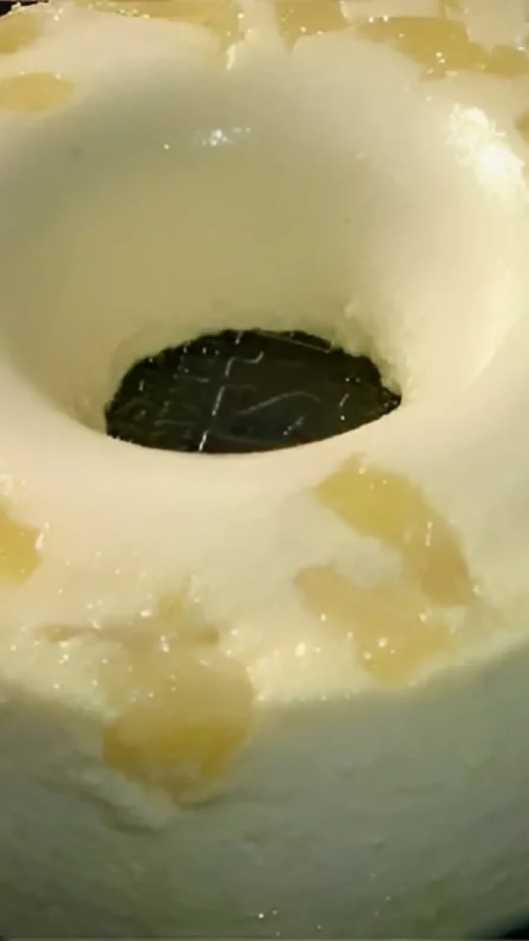 Pudim de abacaxi com pedaços da fruta uma sobremesa prática e fácil de fazer