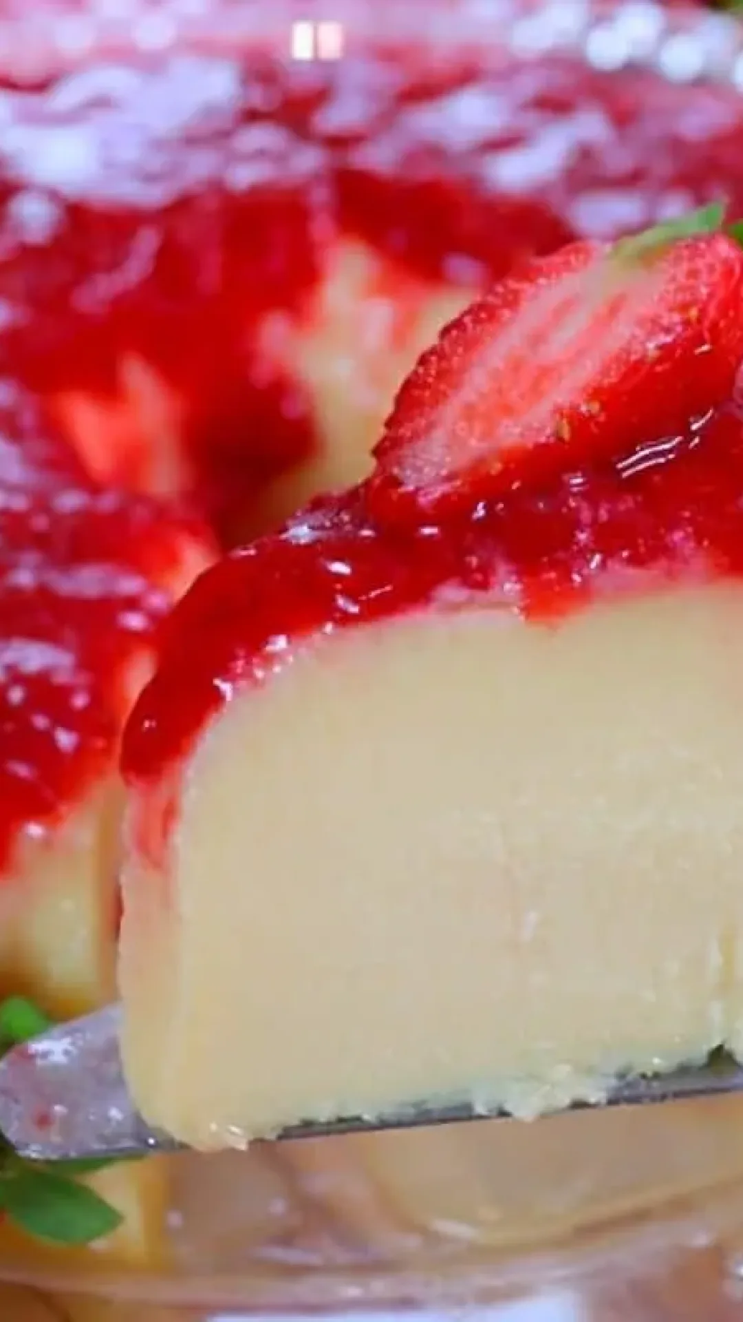 Pudim de chocolate branco com geleia de morango perfeito para a sobremesa